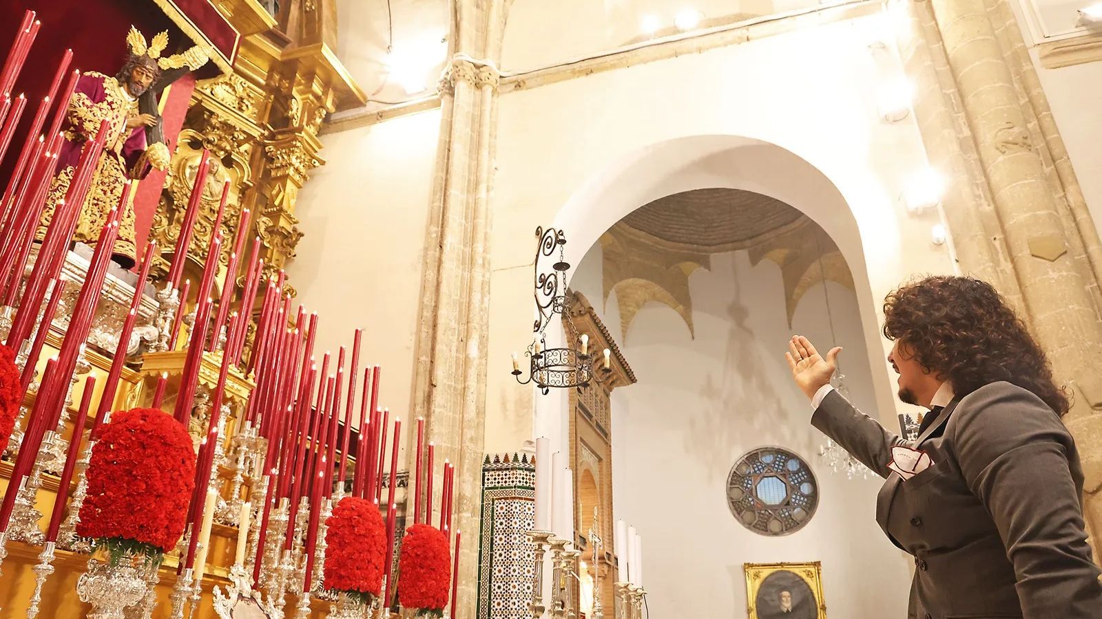 Jesús Corbacho cantándole a Jesús de la Pasión en la Parroquia Mayor de San Pedro.