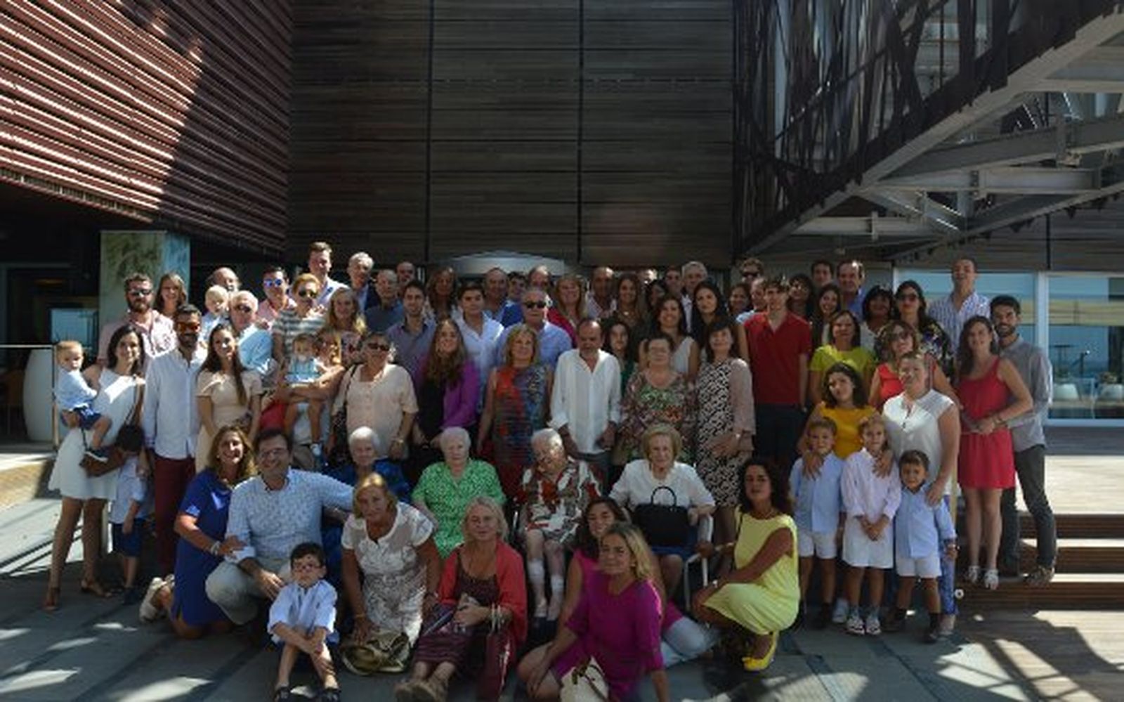 Pili Roquette Igueravide con sus hermanas Charo y Yiya, con sus sobrinos, sobrinos nietos y sobrinos biznietos, durante la celebración de sus cien cumpleaños en el Hotel Atlántico.  Foto: Ignacio Casas de Ciria