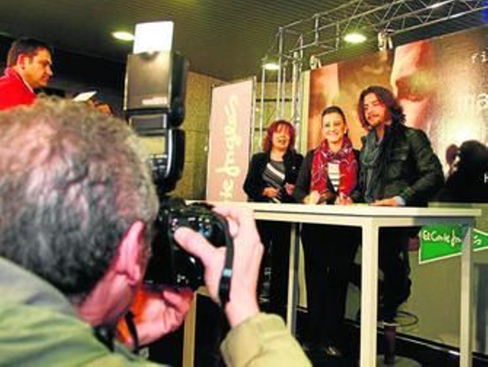 El cantante en la firma de su disco 'Habla' en El Corte Inglés de Huelva.