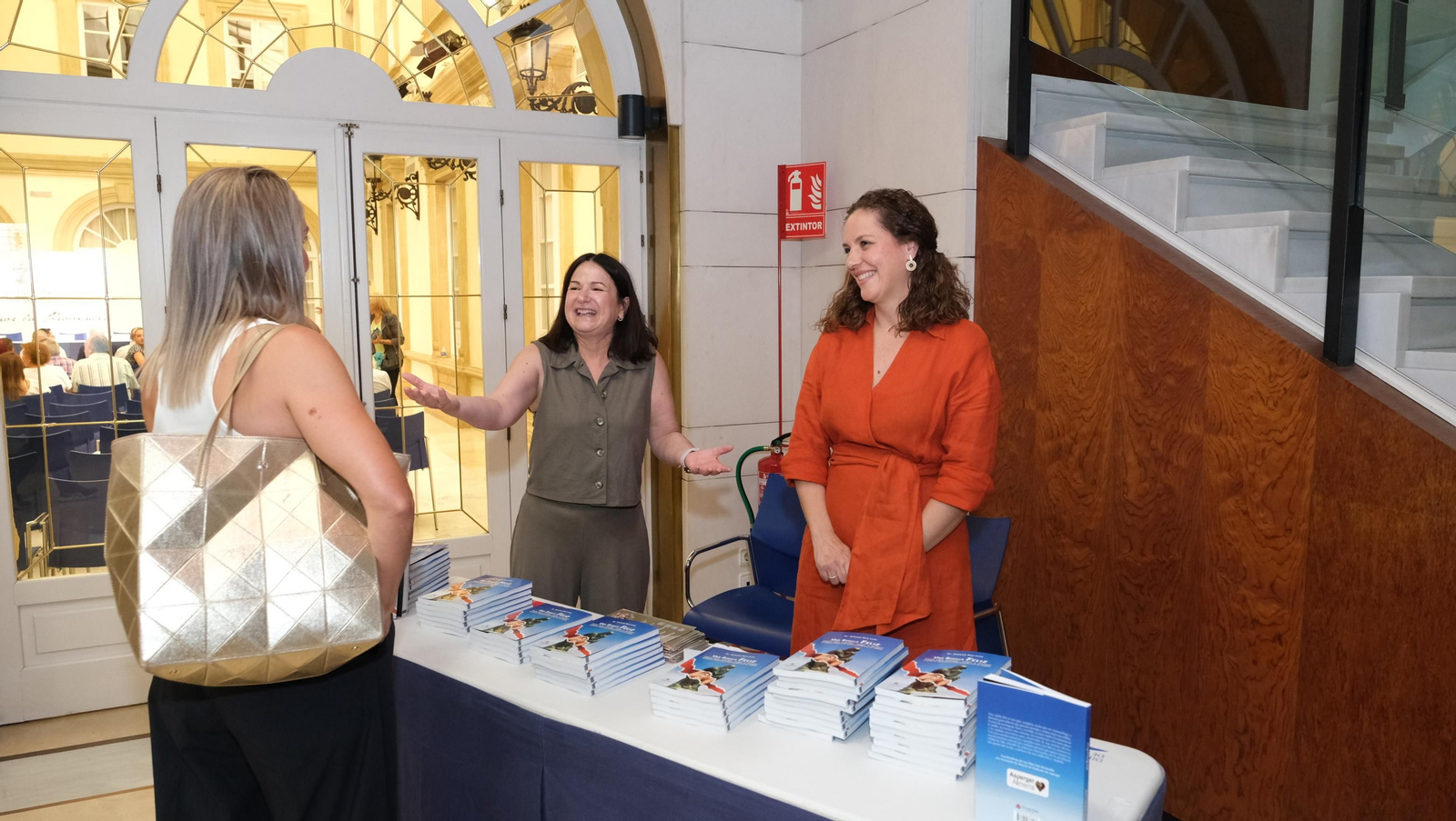 El Doctor Antonio Ríos presenta su libro 'Una Rodilla Feliz', en imágenes