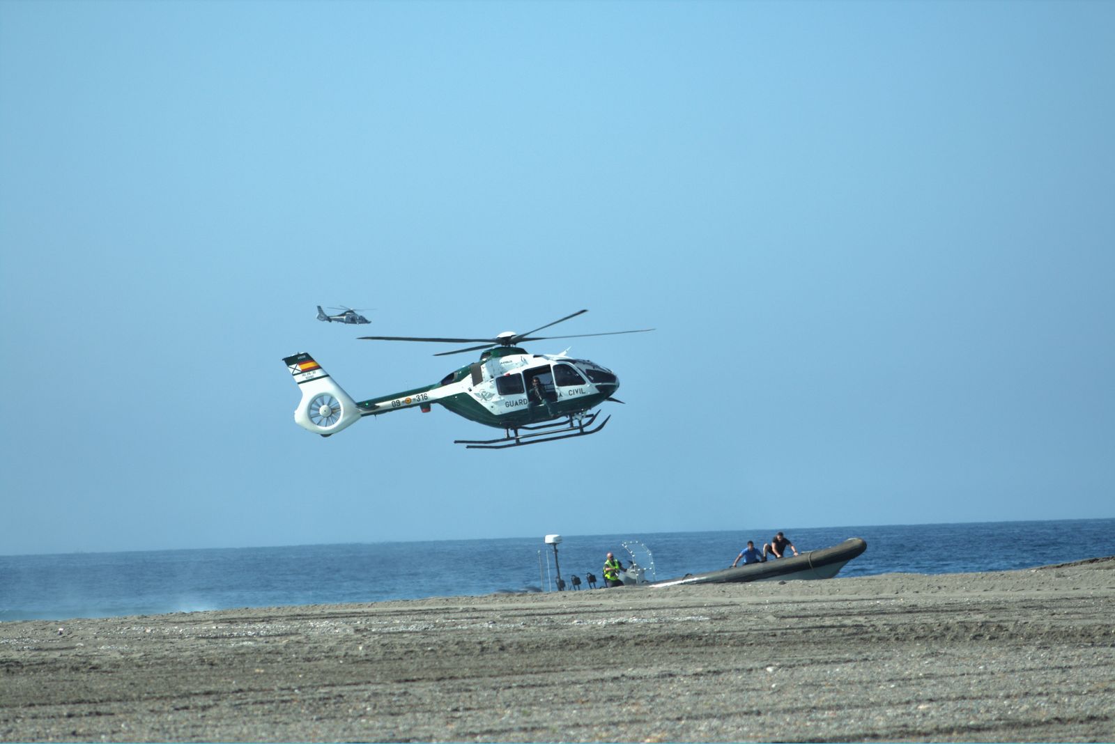 Paracaidistas, aviones y persecuciones marítimo-terrestres, los ensayos de las Fuerzas Armadas en Motril, en imágenes