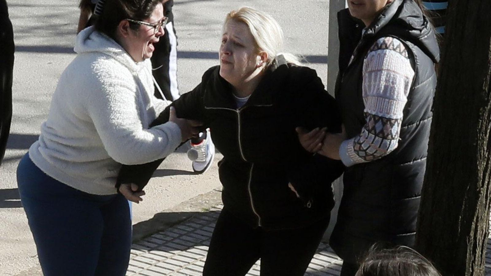 La madre de la víctima increpa al detenido.