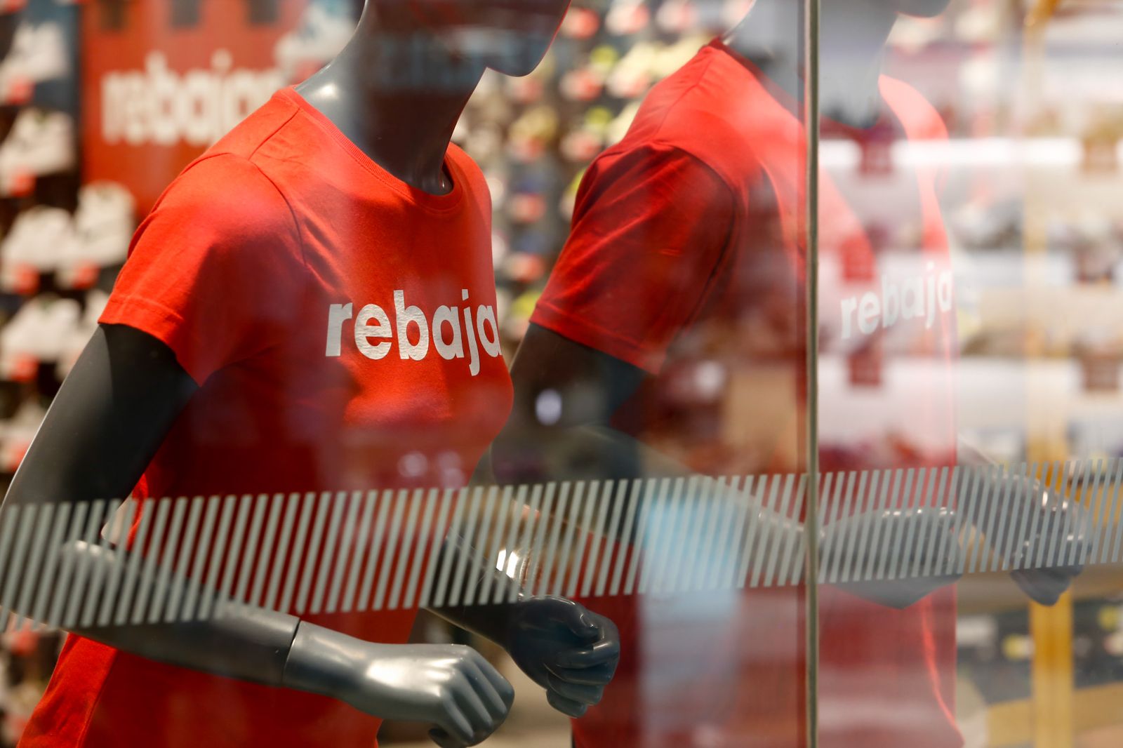 Arranque de las rebajas de verano en el centro comercial Puerta Europa de Algeciras, en imágenes