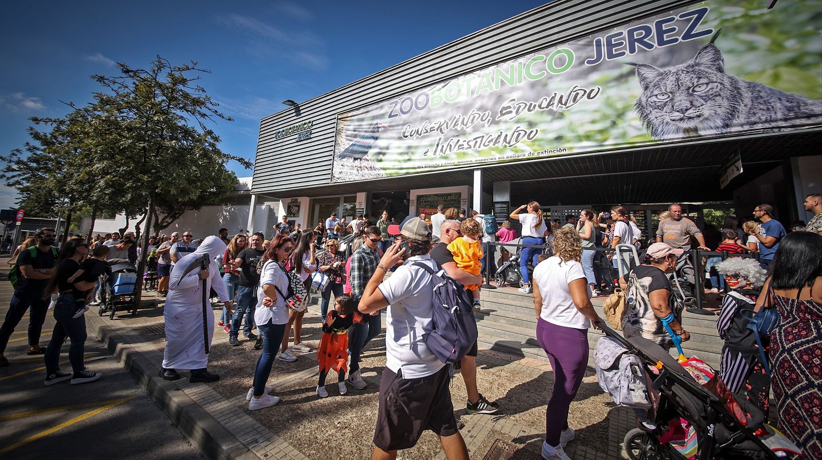 Miles de asistentes a la fiesta de Halloween en el Zoo de Jerez