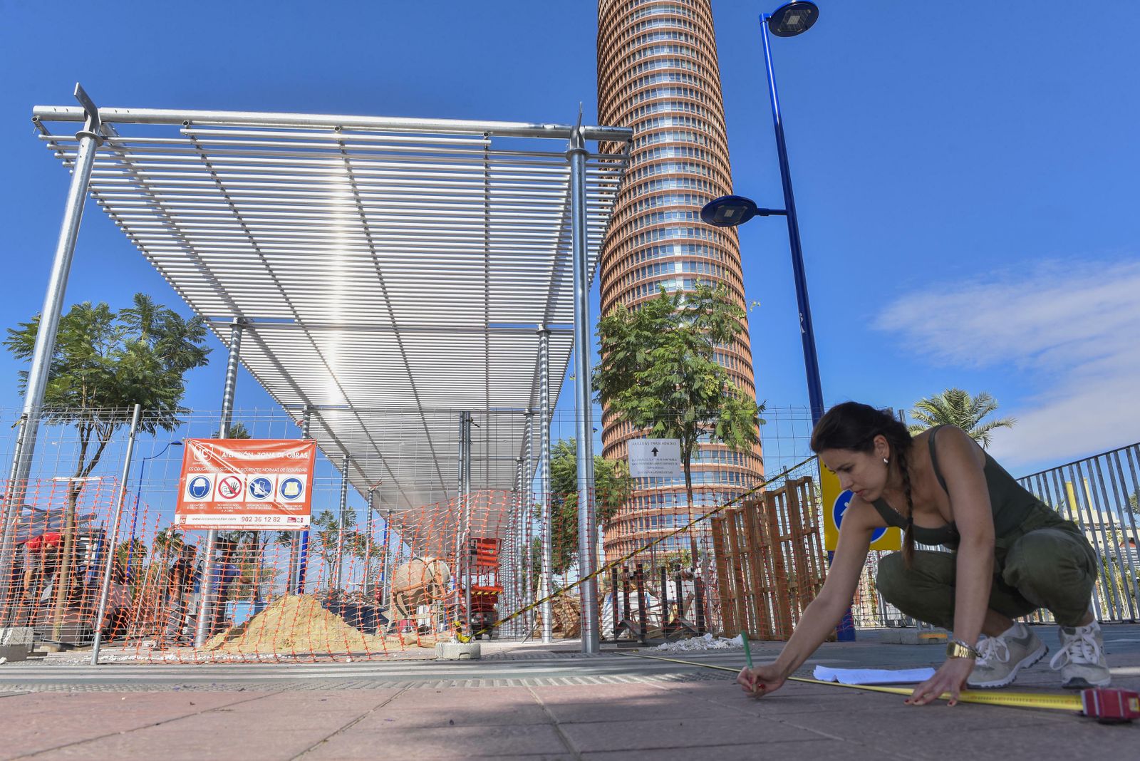 Los operarios trabajan en la colocación de la pérgola en la calle Gonzalo Jiménez de Quesada.