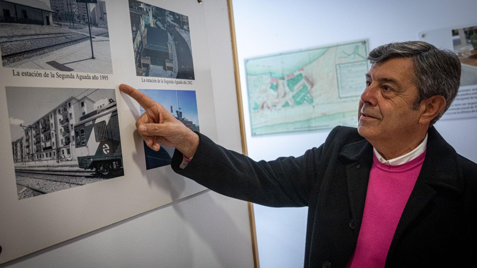 Antonio Peinado, presidente de la AVV Segunda Aguada, muestra fotos antiguas de antes del soterramiento.