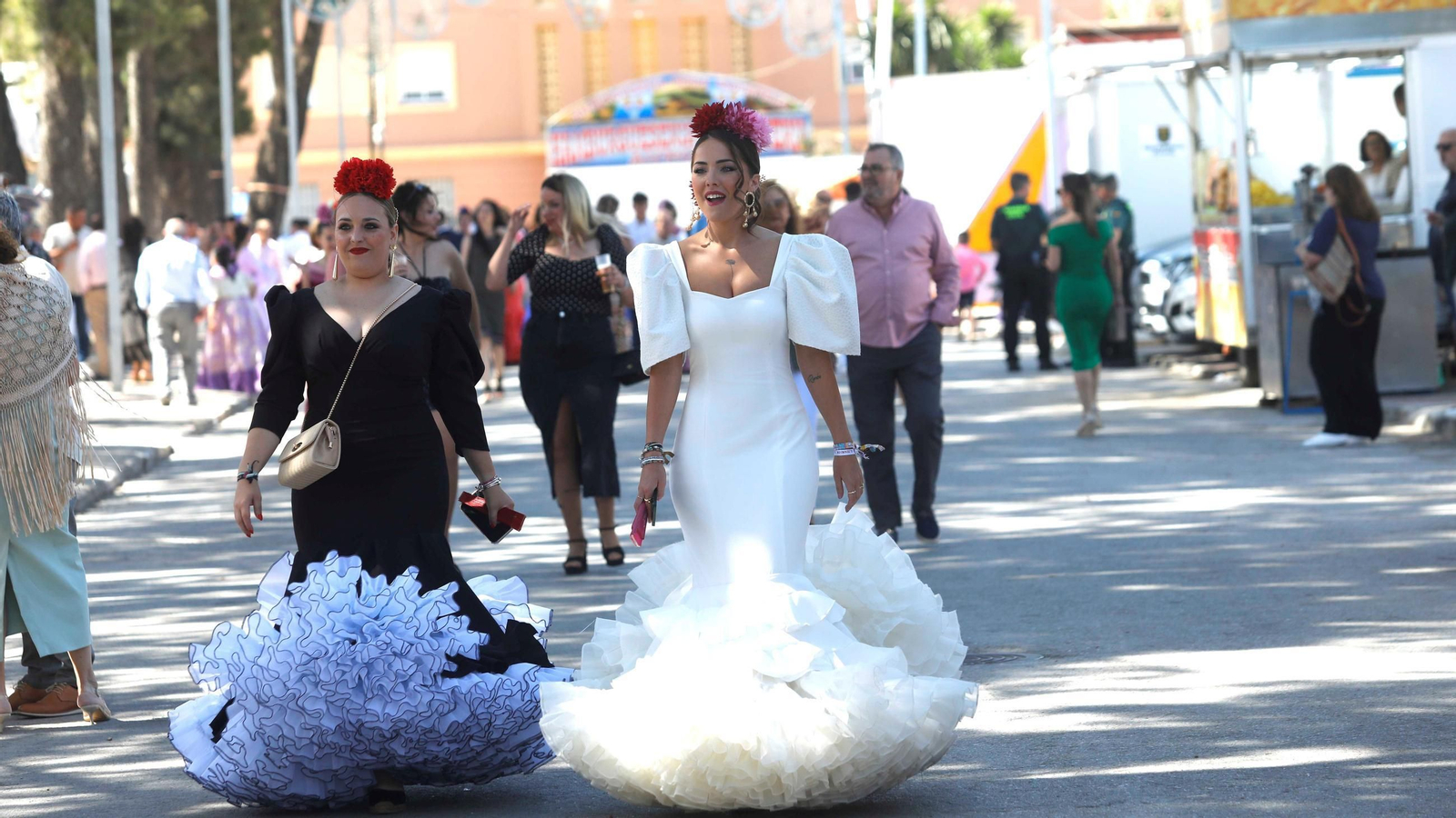Mujeres disfrutando la Feria de Los Barrios.