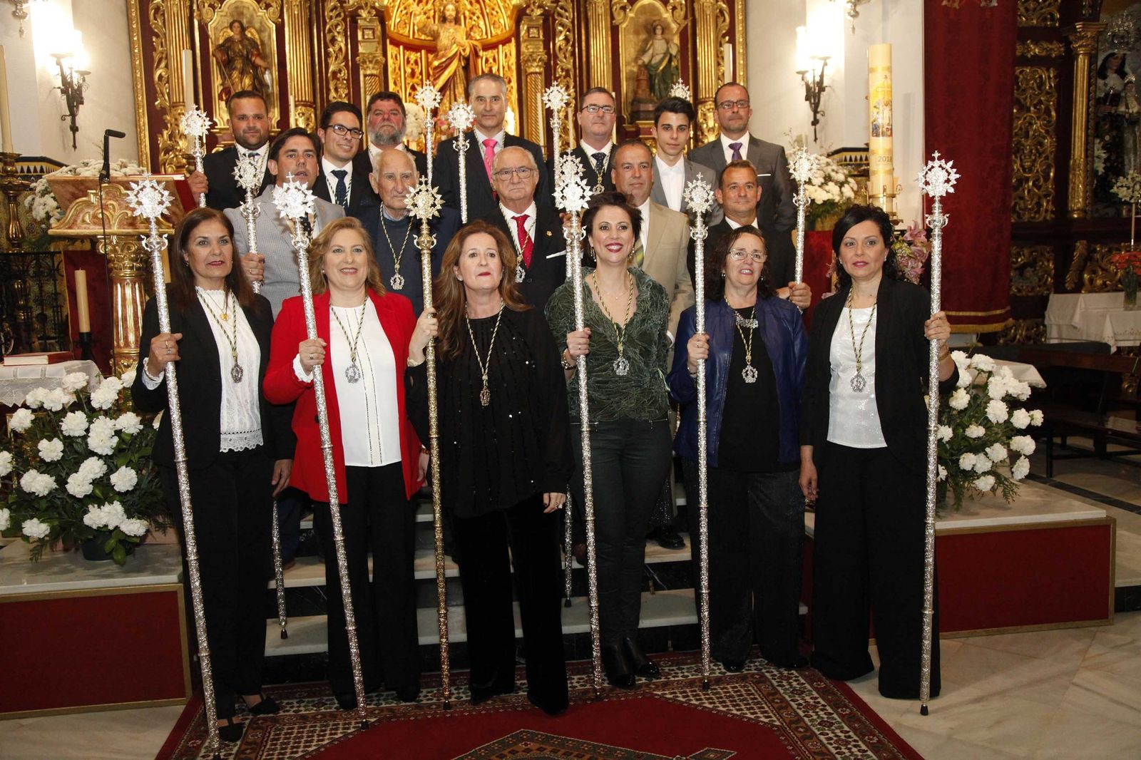 Foto de familia de la nueva Junta de Gobierno de la Hermandad de San Isidro.