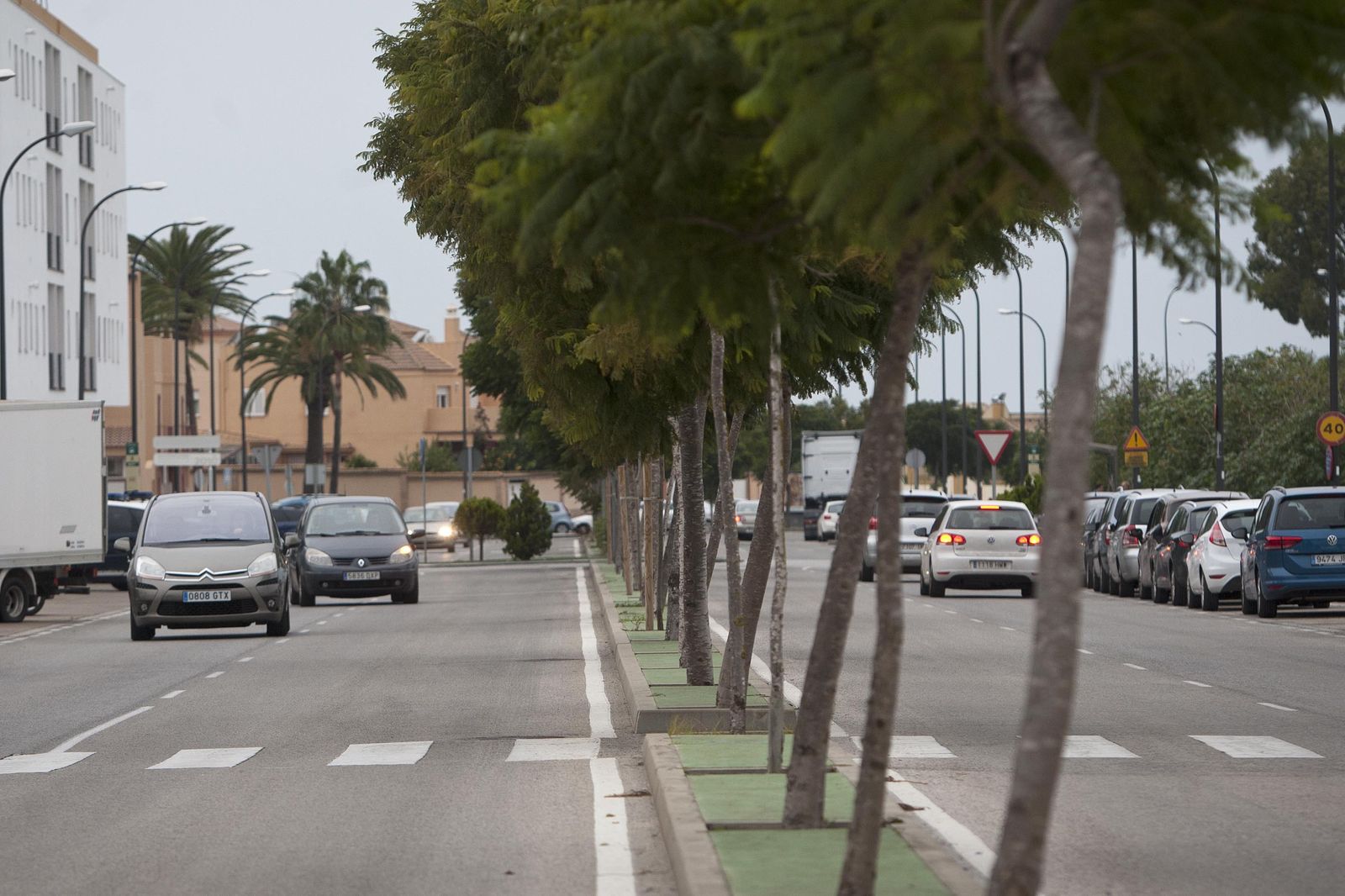 Vehículos circulando por la avenida Constitución, ayer.