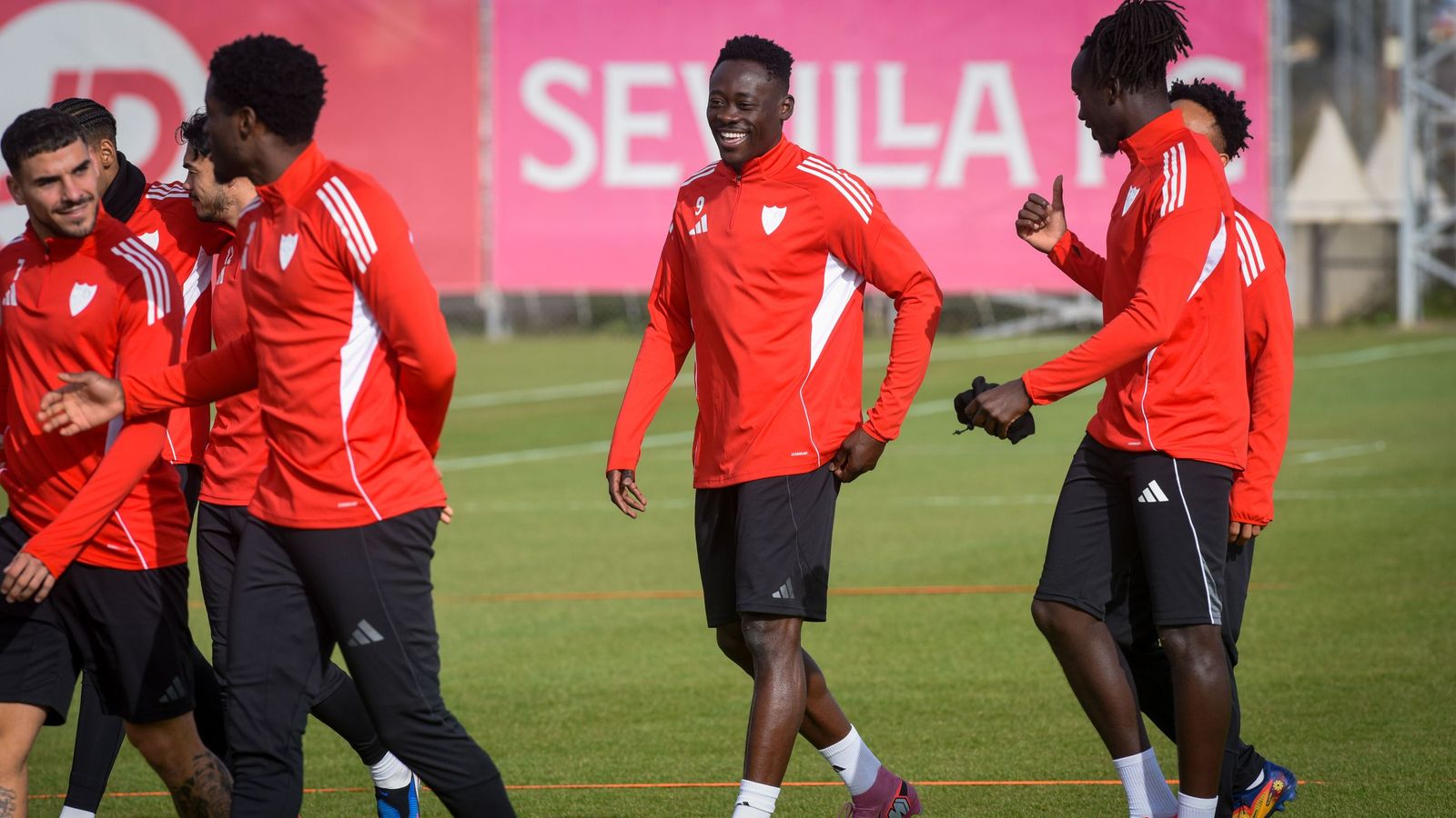 Akor Adams bromea con Mendy, baja por sanción, entre Agoumé y Ejuke.