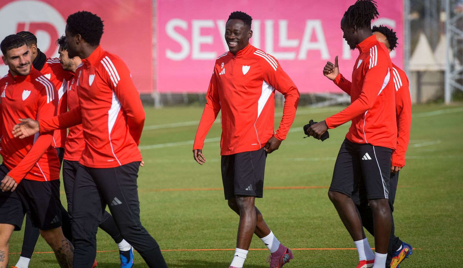 Akor Adams bromea con Mendy, baja por sanción, entre Agoumé y Ejuke.