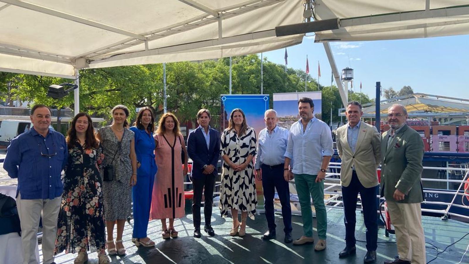 Representantes de las empresas que participan en Hotel Plus con Manuel Cornax y la delegada municipal de Turismo