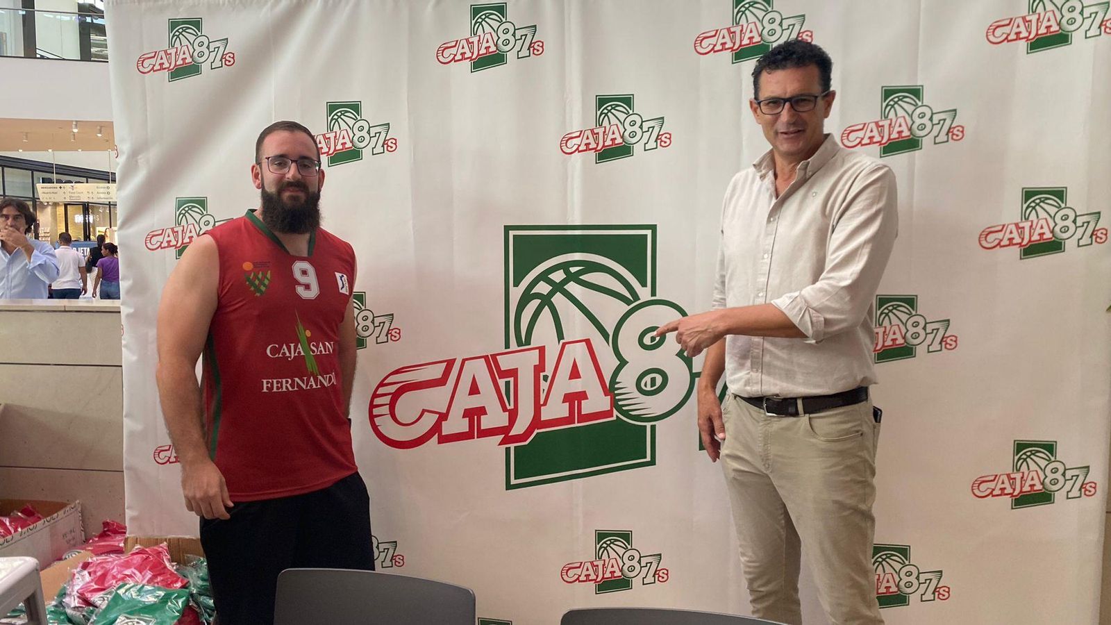 Raúl Pérez posa con un aficionado.