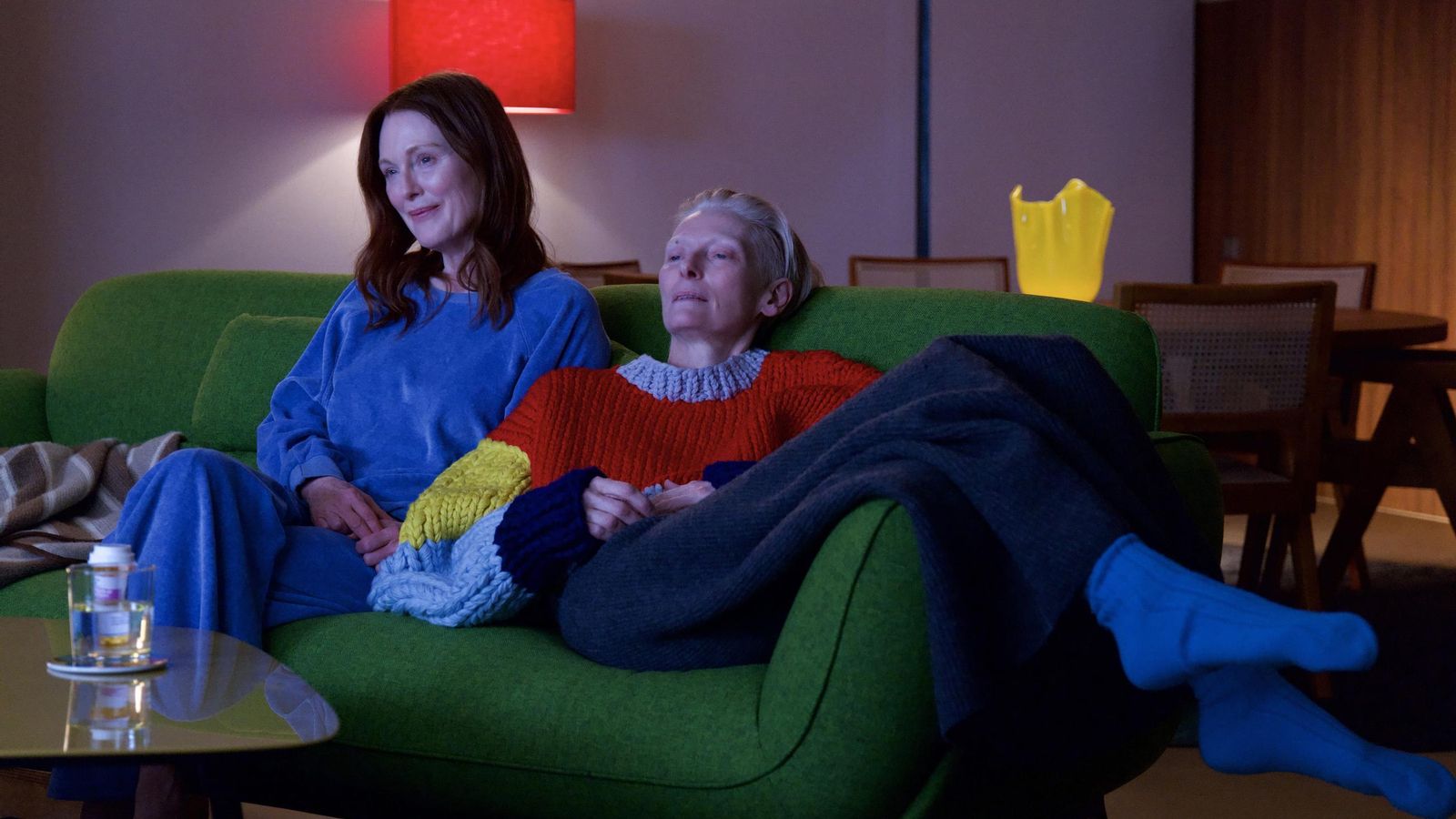 Julianne Moore y Tilda Swinton, en 'La habitación de al lado'. Julianne Moore y Tilda Swinton, en 'La habitación de al lado'.