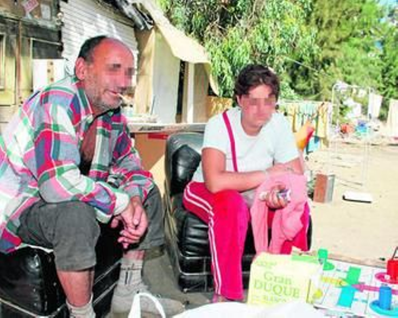 Dos personas sin recursos viven en una casa improvisada. Dos personas sin recursos viven en una casa improvisada.