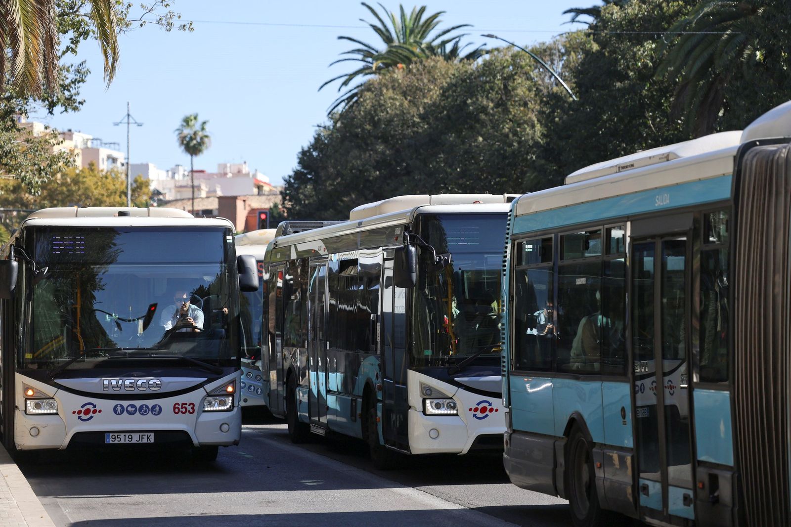 Varios autobuses de la EMT en la Alameda Principal de Málaga.