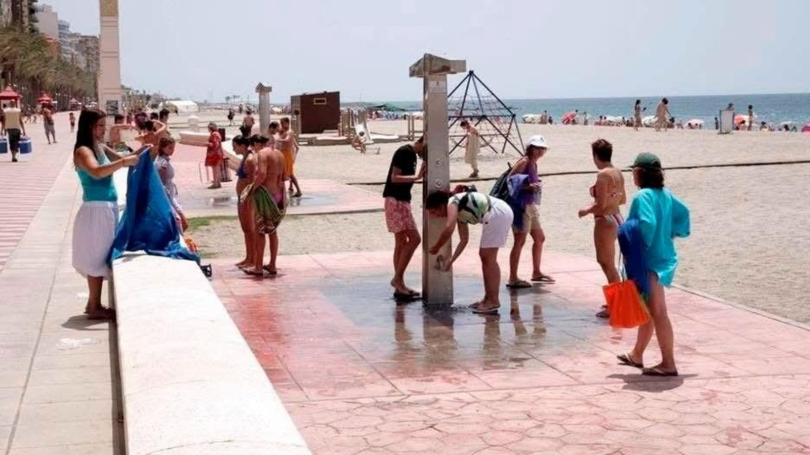 Bañistas en el Zapillo esta semana. Bañistas en el Zapillo esta semana.