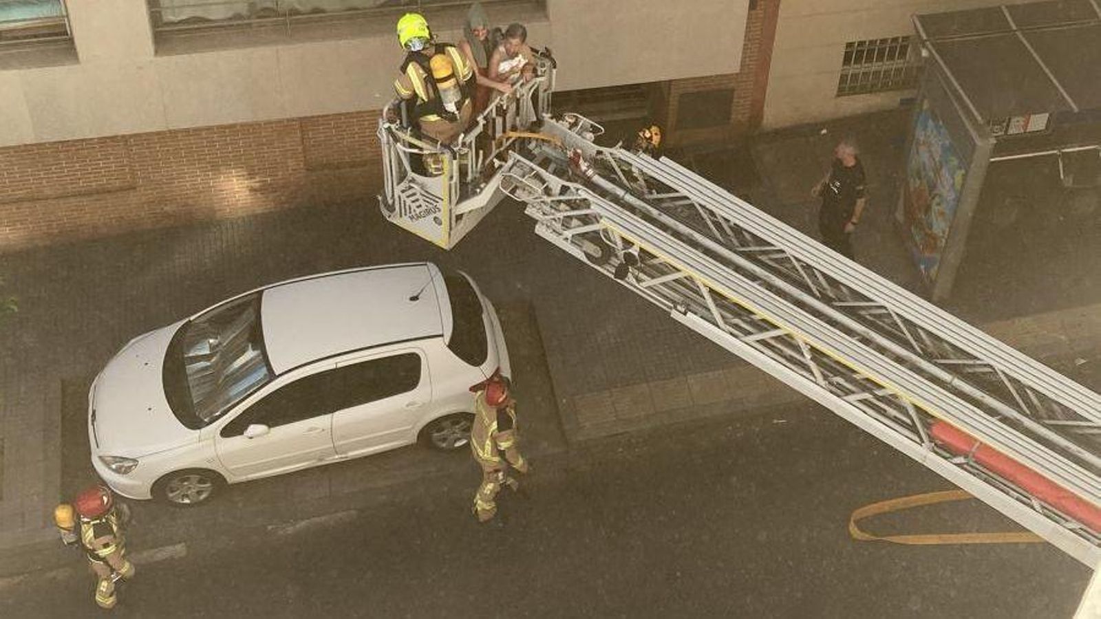 Los bomberos durante la intervención en el edificio incendiado en Alameda Barceló. Los bomberos durante la intervención en el edificio incendiado en Alameda Barceló.