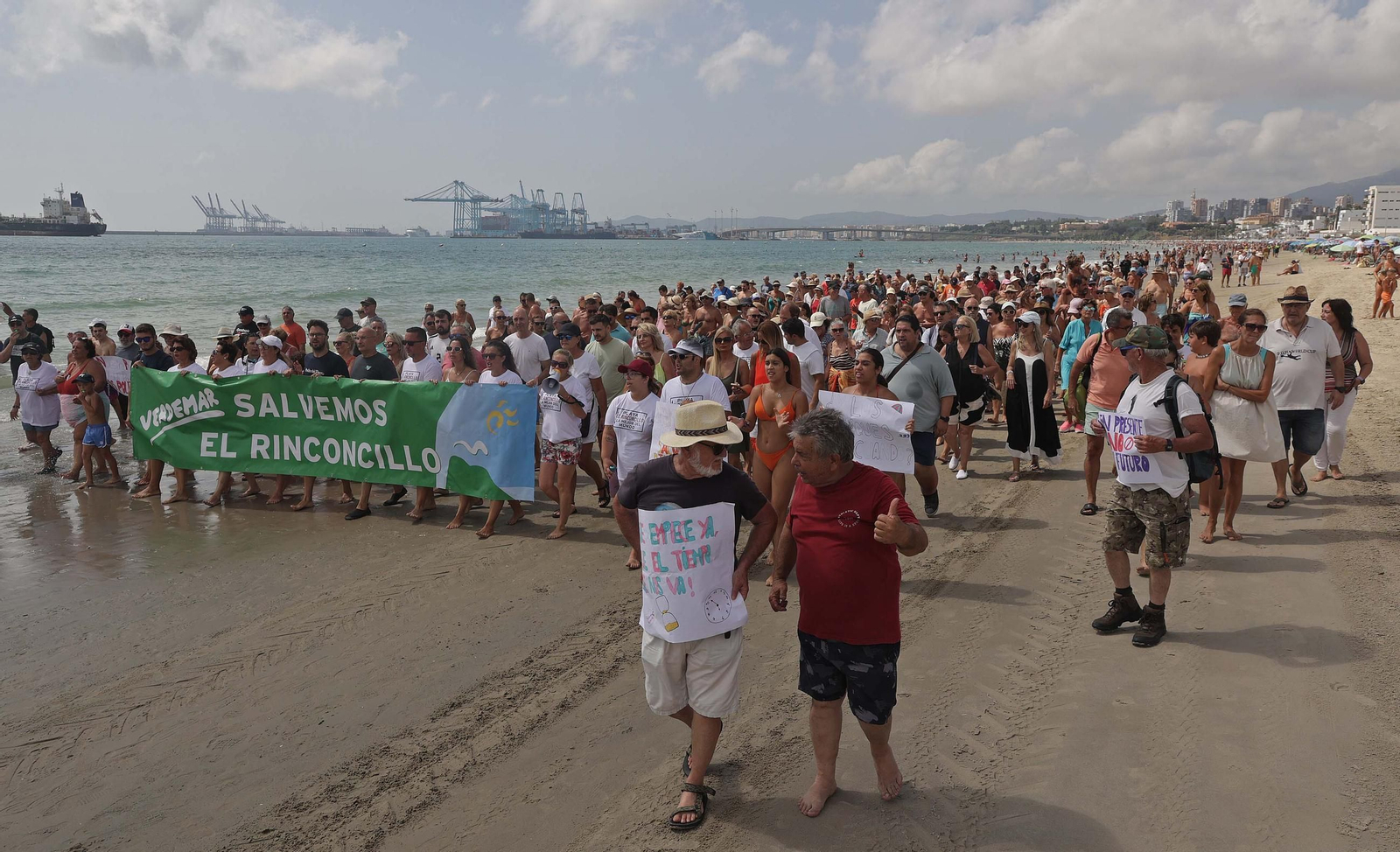 Fotos de la manifestación de la plataforma Salvemos El Rinconcillo y el grupo ecologista Verdemar en Algeciras