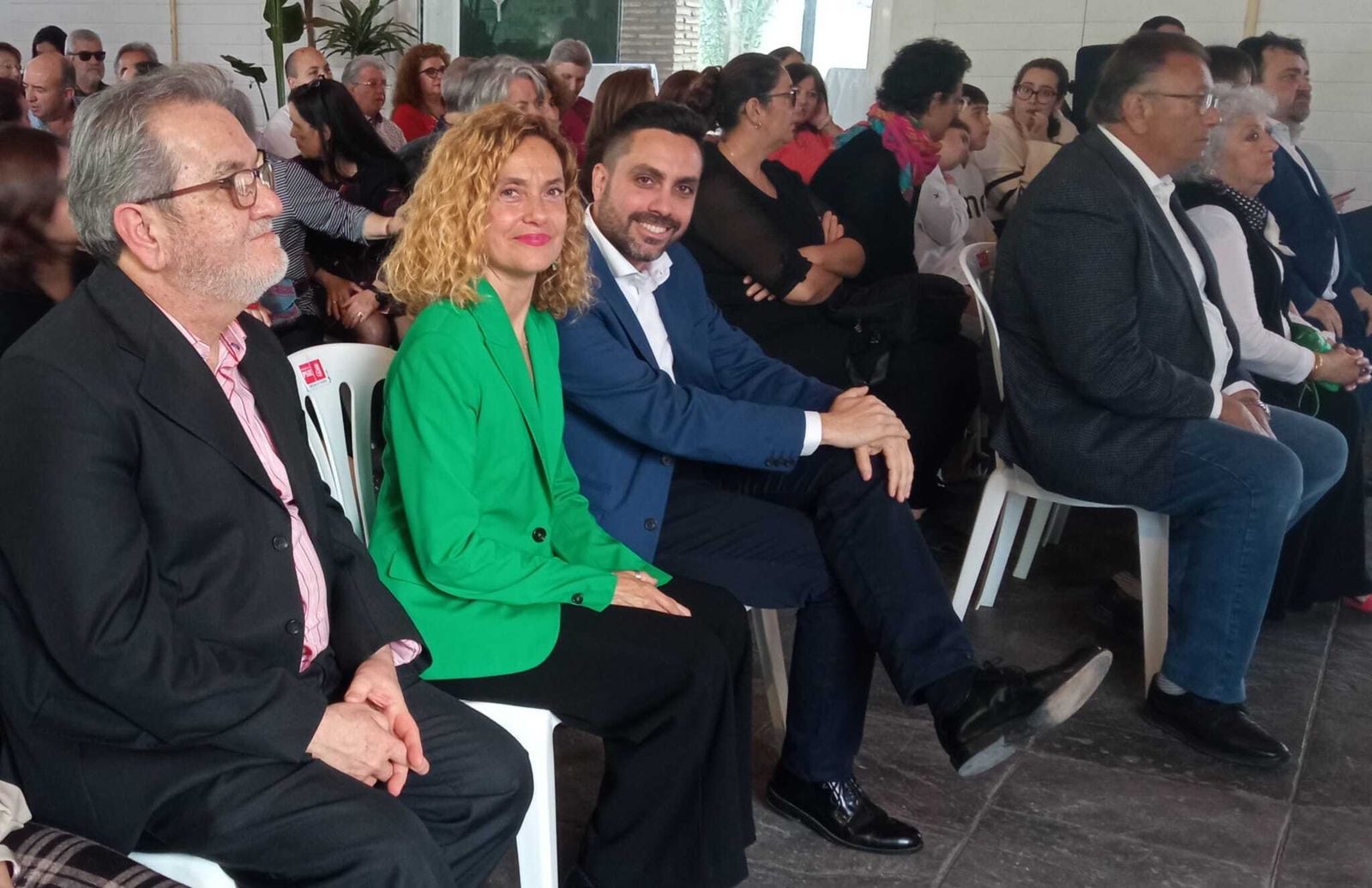 Juan María Fernández, Meritxell Batet y Antonio González tras la entrega del premio María del Carmen Núñez.