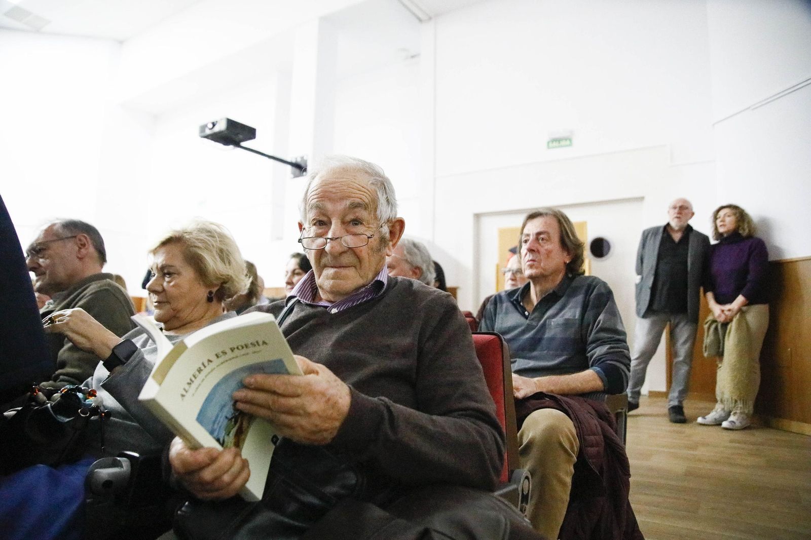 Las imágenes de la presentación del libro "Almería es poesía" en la biblioteca Villaespesa de la ciudad de Almería