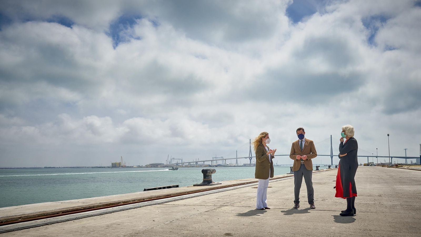 Imagen de archivo de Teófila Martínez mostrando la nueva terminal de contenedores a autoridades de la Junta de Andalucía