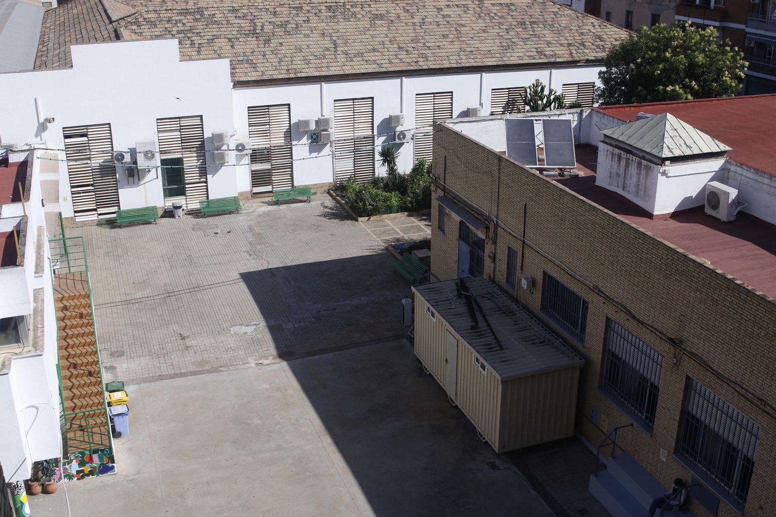 Parte del patio de la escuela universitaria donde se ampliaría el IES Politécnico.