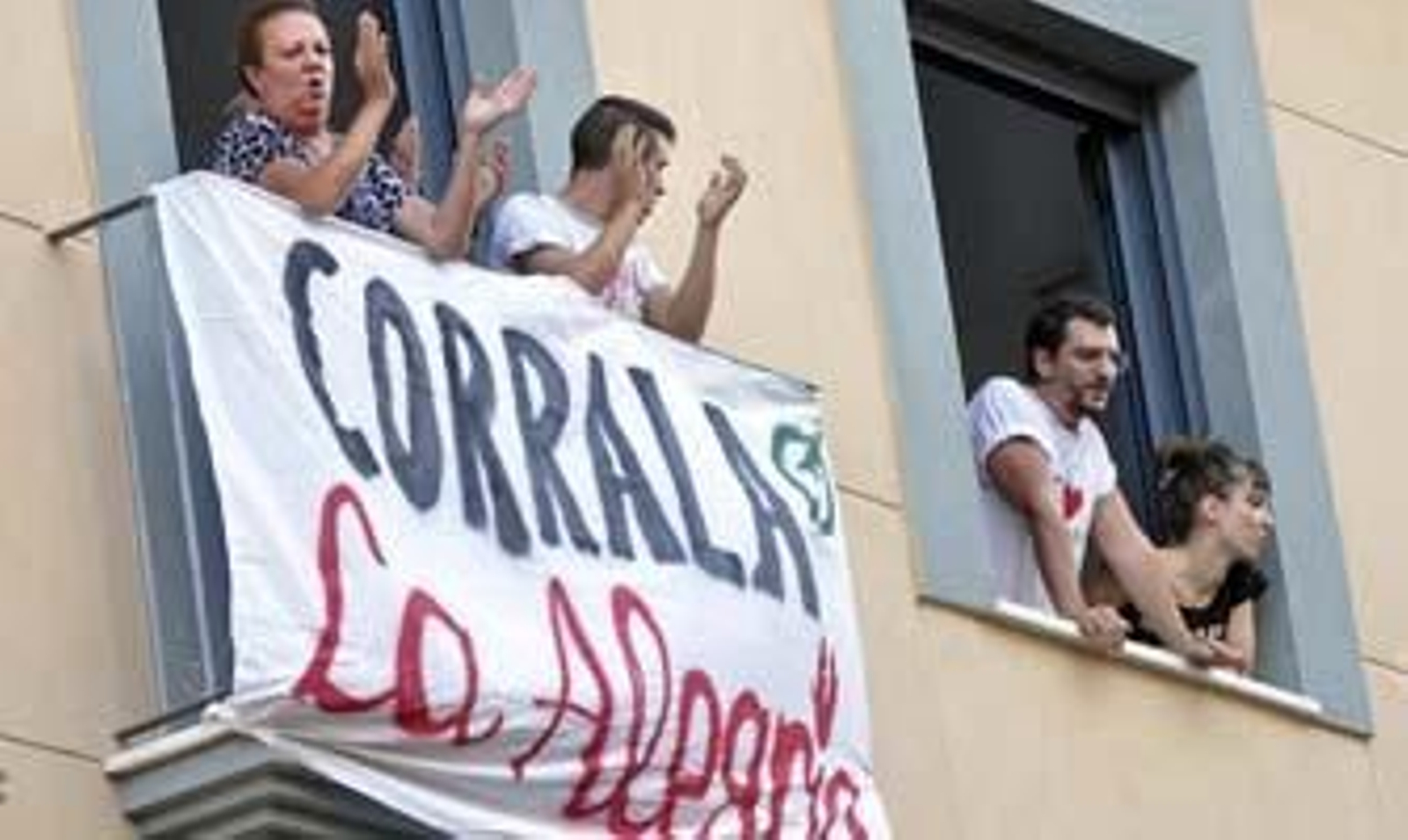 El 15-M vigila el edificio de la calle Feria para evitar su desalojo