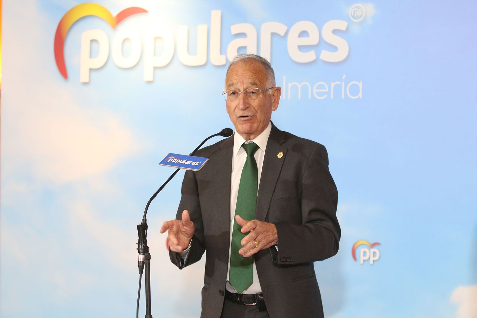 Las imágenes de la visita de Juanma Moreno a Almería