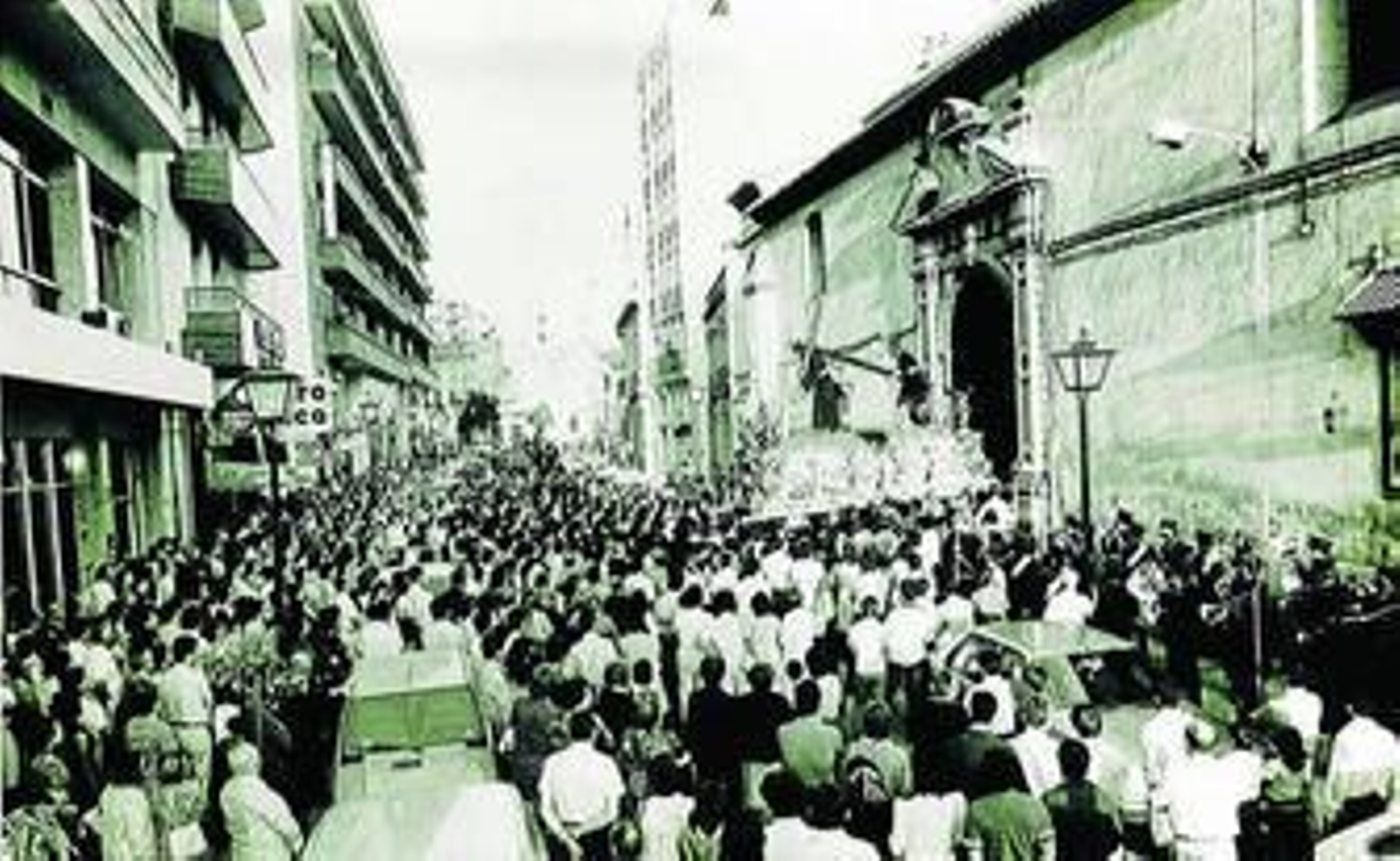 Nuestro Padre Jesús Nazareno saliendo a plena luz del día, para conmemorar el 400 aniversario de su fundación.