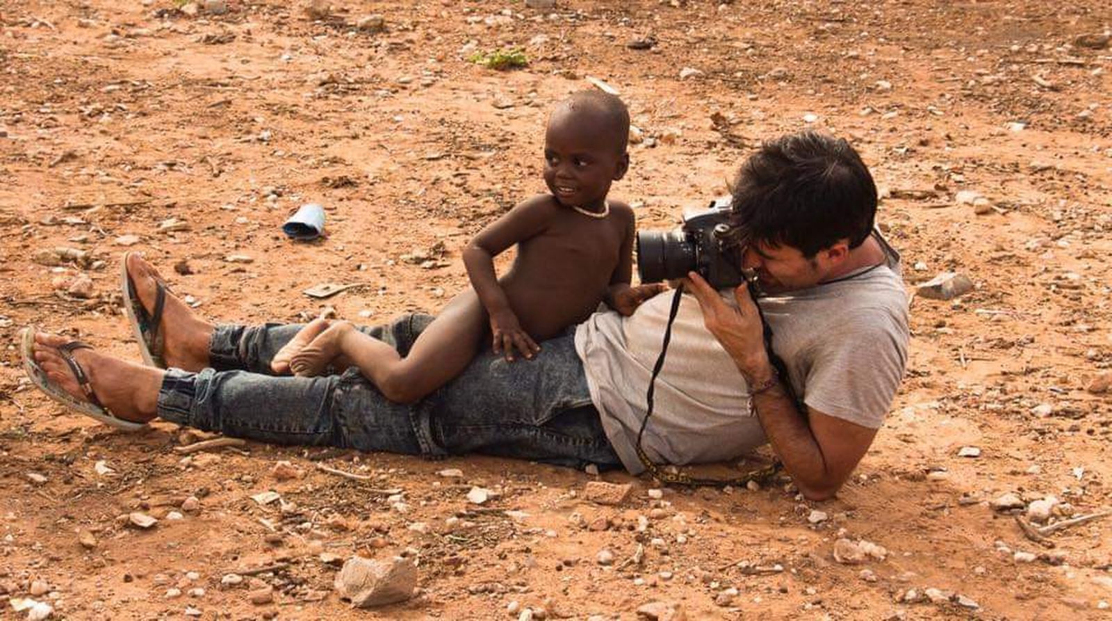Juaki Gassín, junto a uno de los niños de la tribu.