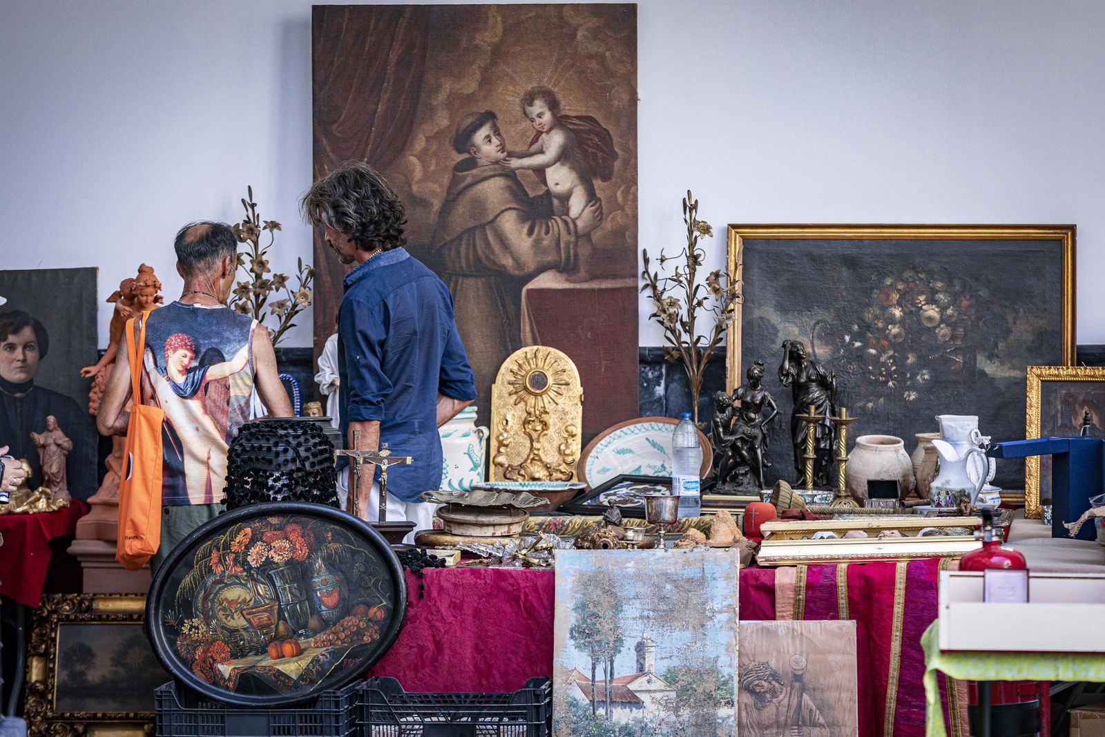 Imágenes del curioso mercadillo de antigüedades en el convento de Santo Domingo en Cádiz