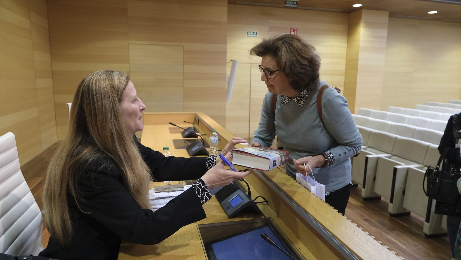 Imágenes del Diario de los Libros con la escritora ganadora del Premio Planeta 2022, Luz Gabás