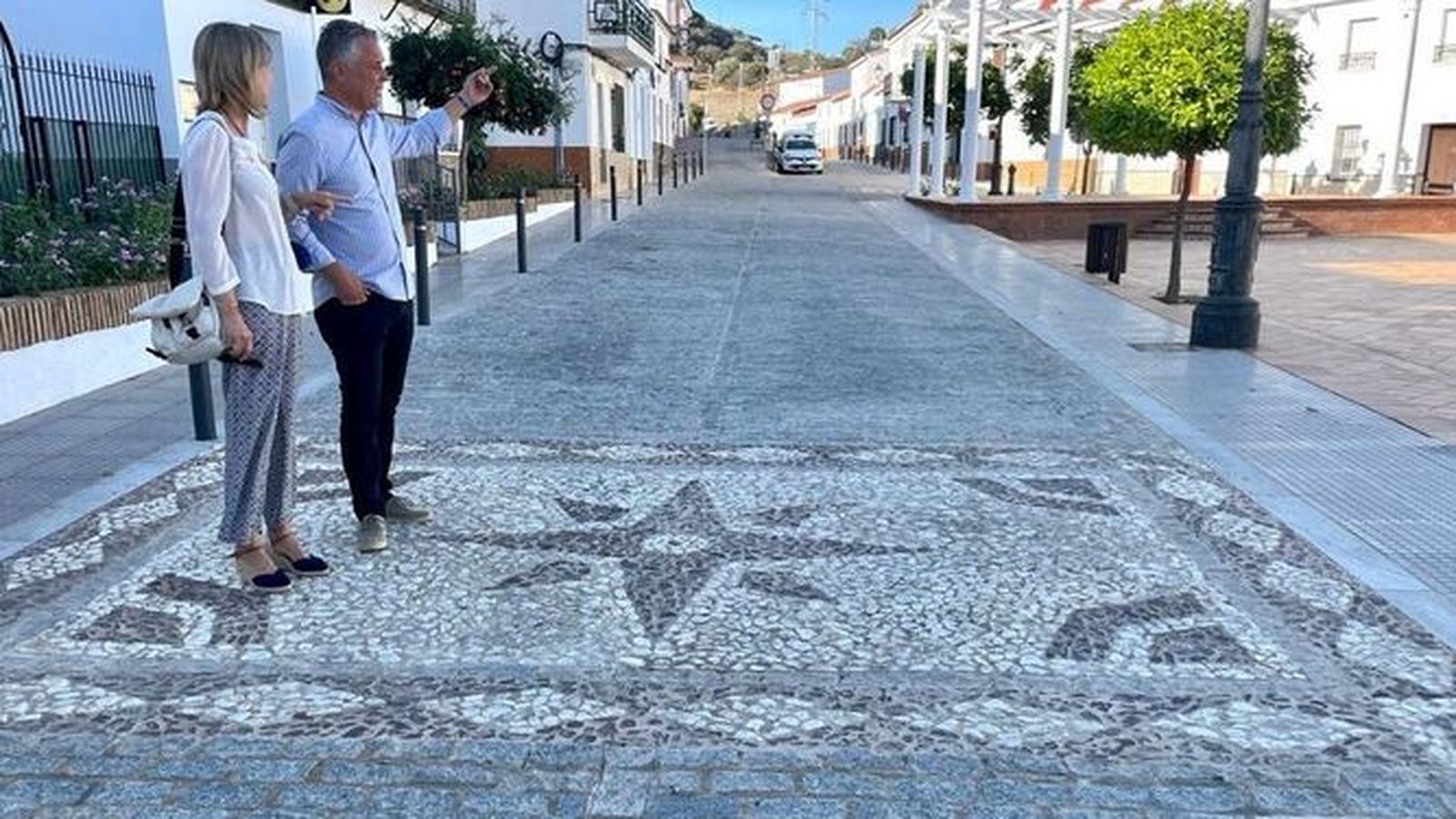 La subdelegada en una visita a una de las localidades del PFEA.