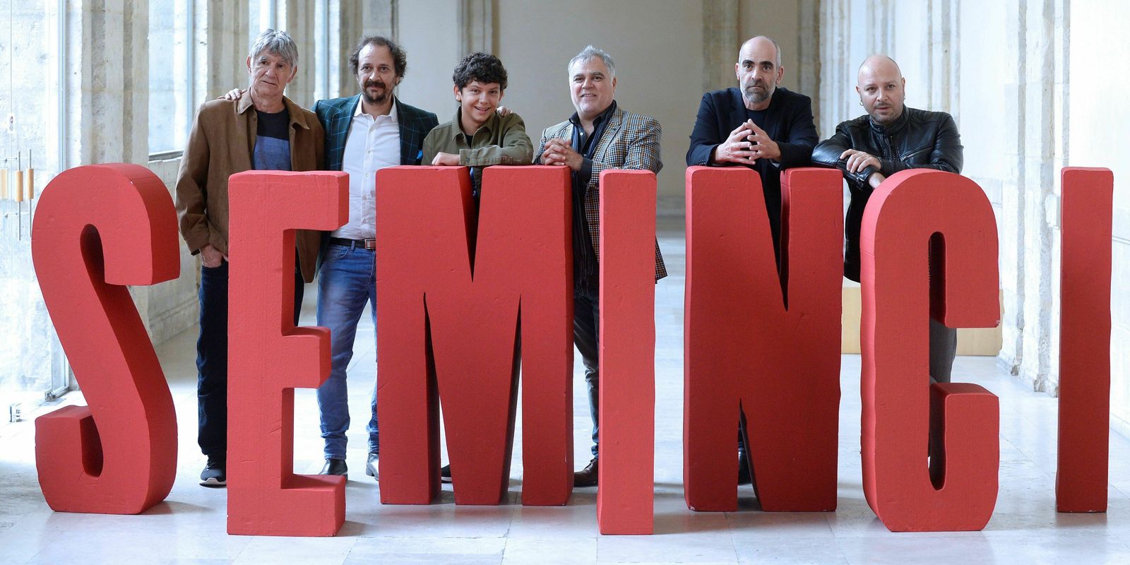 Benito Zambrano, en el centro, con el equipo de su nueva película.