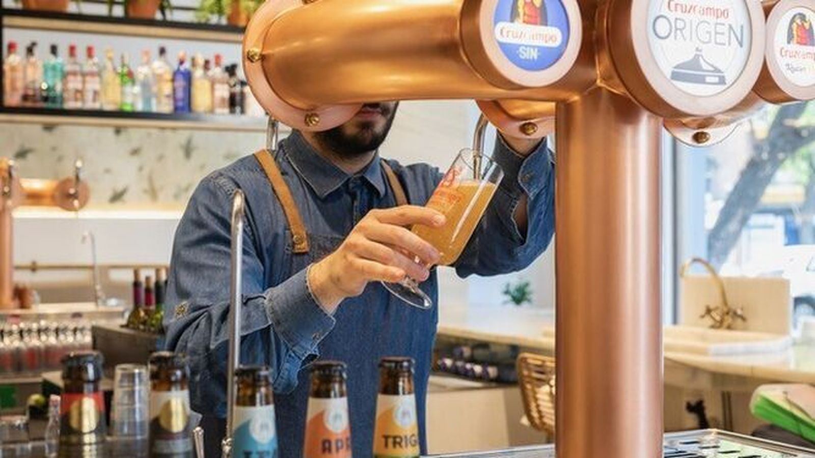 Un camarero tira una caña en un bar antes de la crisis sanitaria. / M. G.