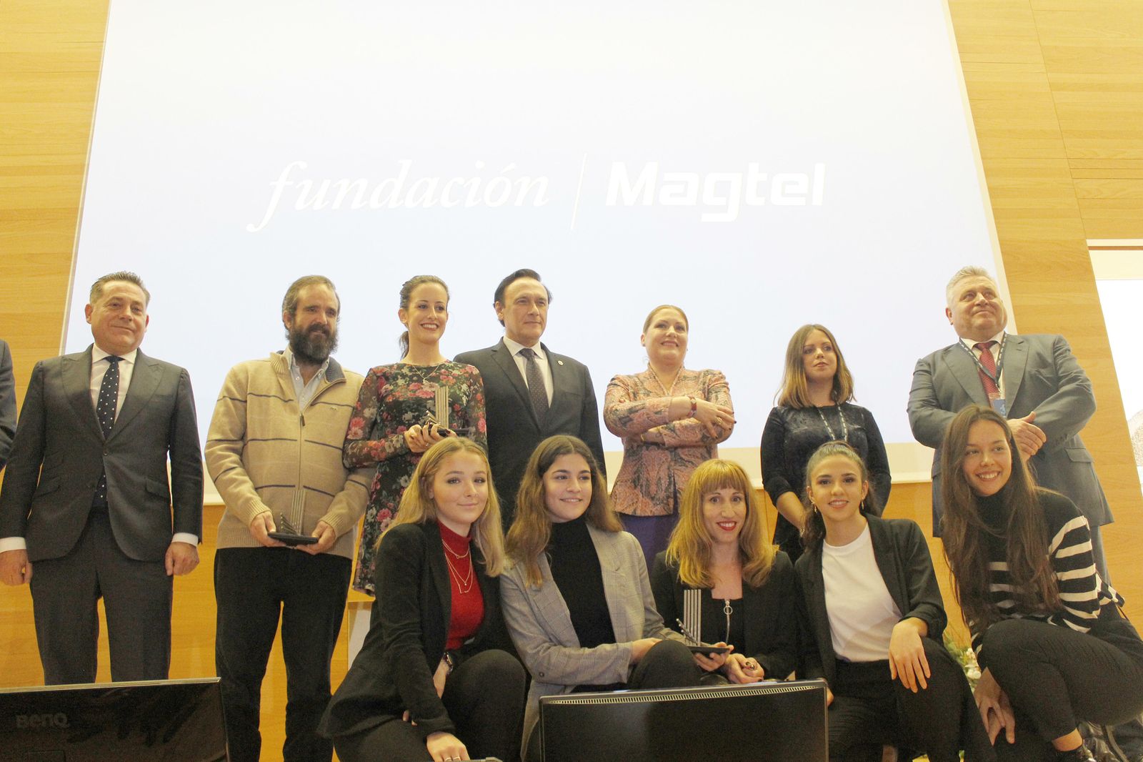 Los premiados por la Fundación Magtel posan con sus galardones.