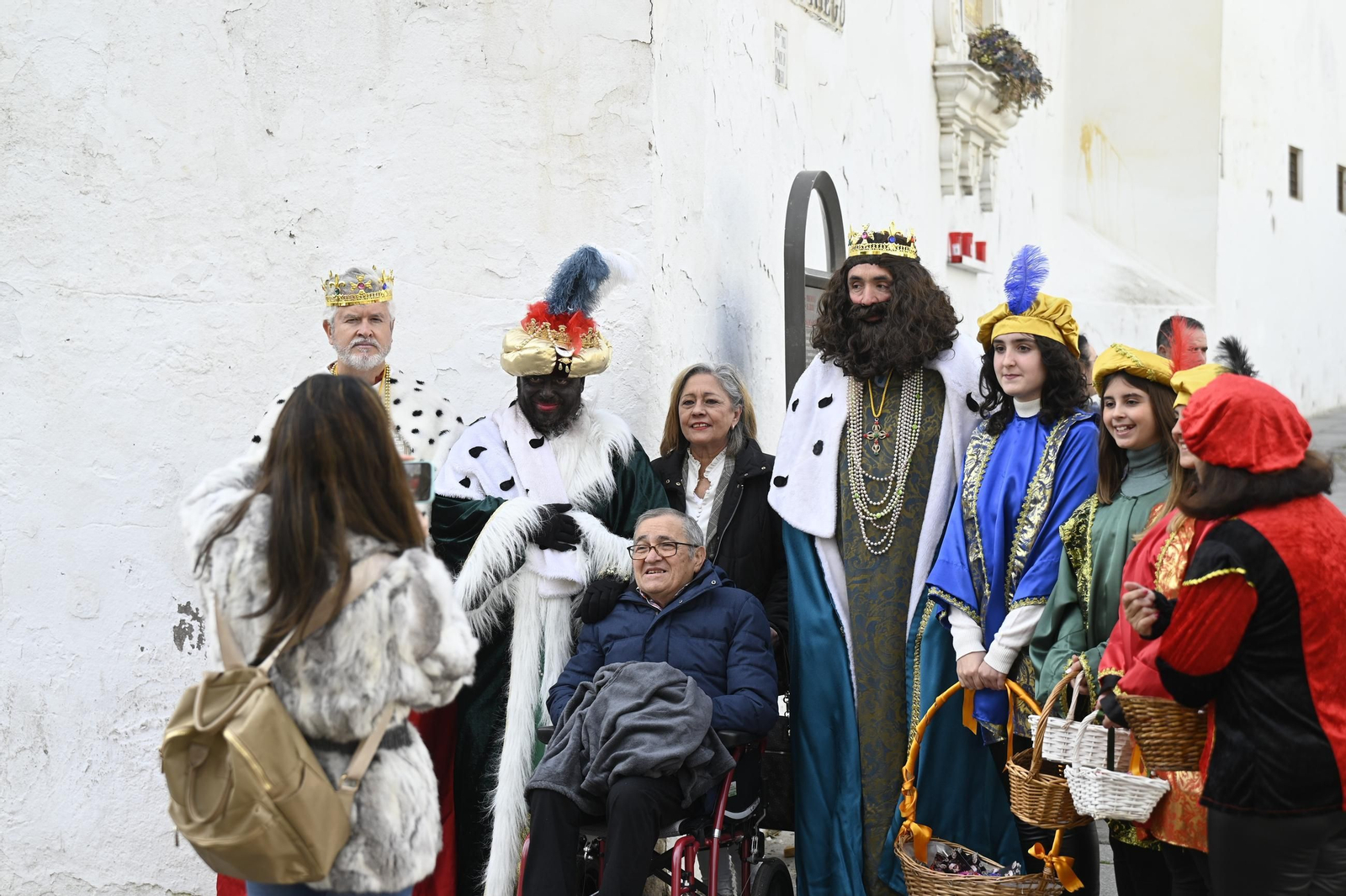 Los Reyes Magos pasean por Córdoba en coche de caballos, en imágenes