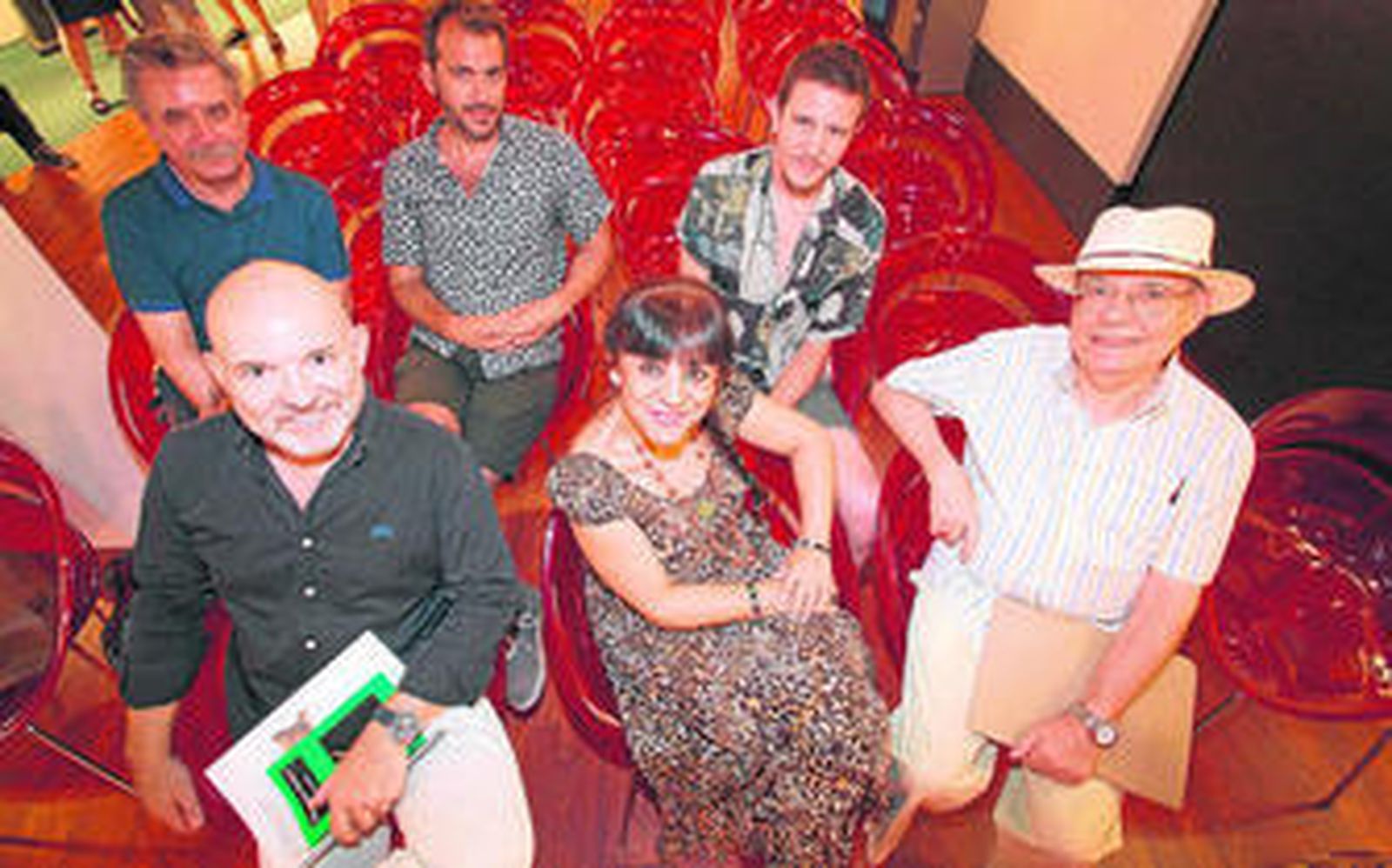 Vigorra ha formado un equipo en el que destacan los veteranos Julia Oliva y Antonio Andrés Lapeña (junto a él) y la música de los Pony Bravo.