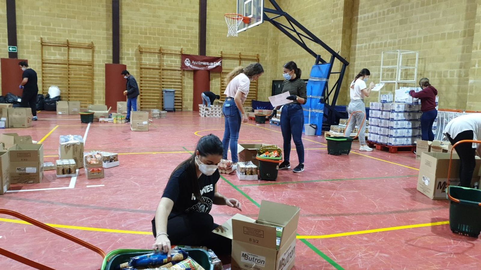 Voluntarios de Protección Civil preparando la comida.