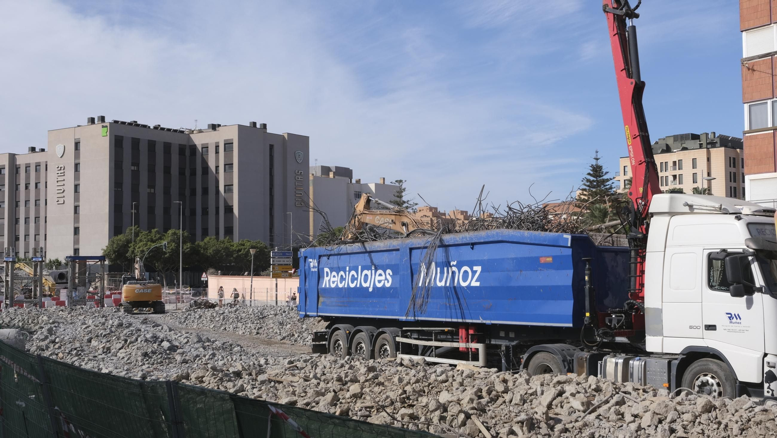 El Puente de la Avenida del Mediterráneo en su última fase de desmantelamiento, en imágenes
