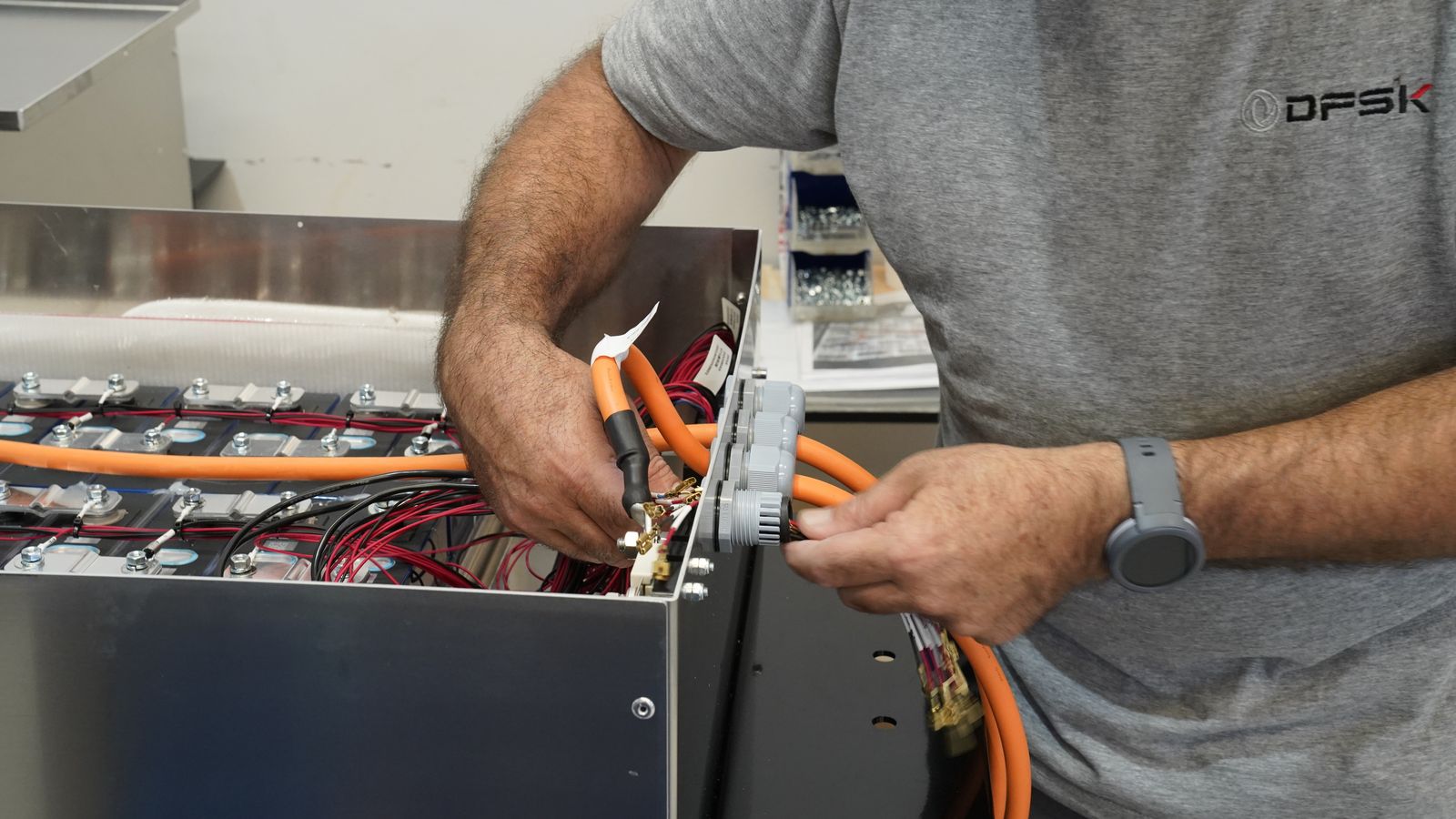 El ensamblaje de las baterías en su estructura se realiza en un taller adyacente a la cadena de transformación..