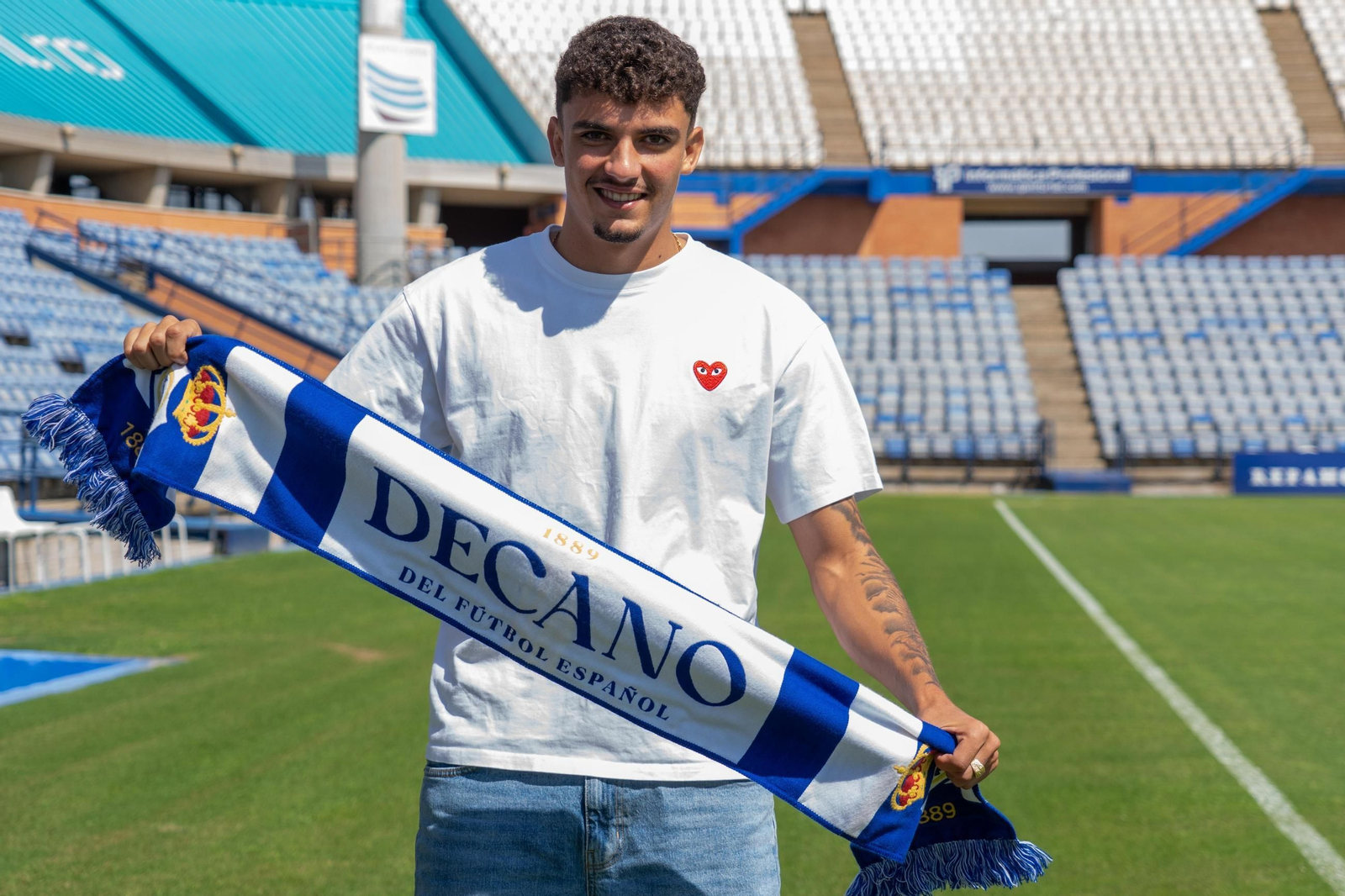 Álex Carrasco posa con una bufanda del Recreativo.