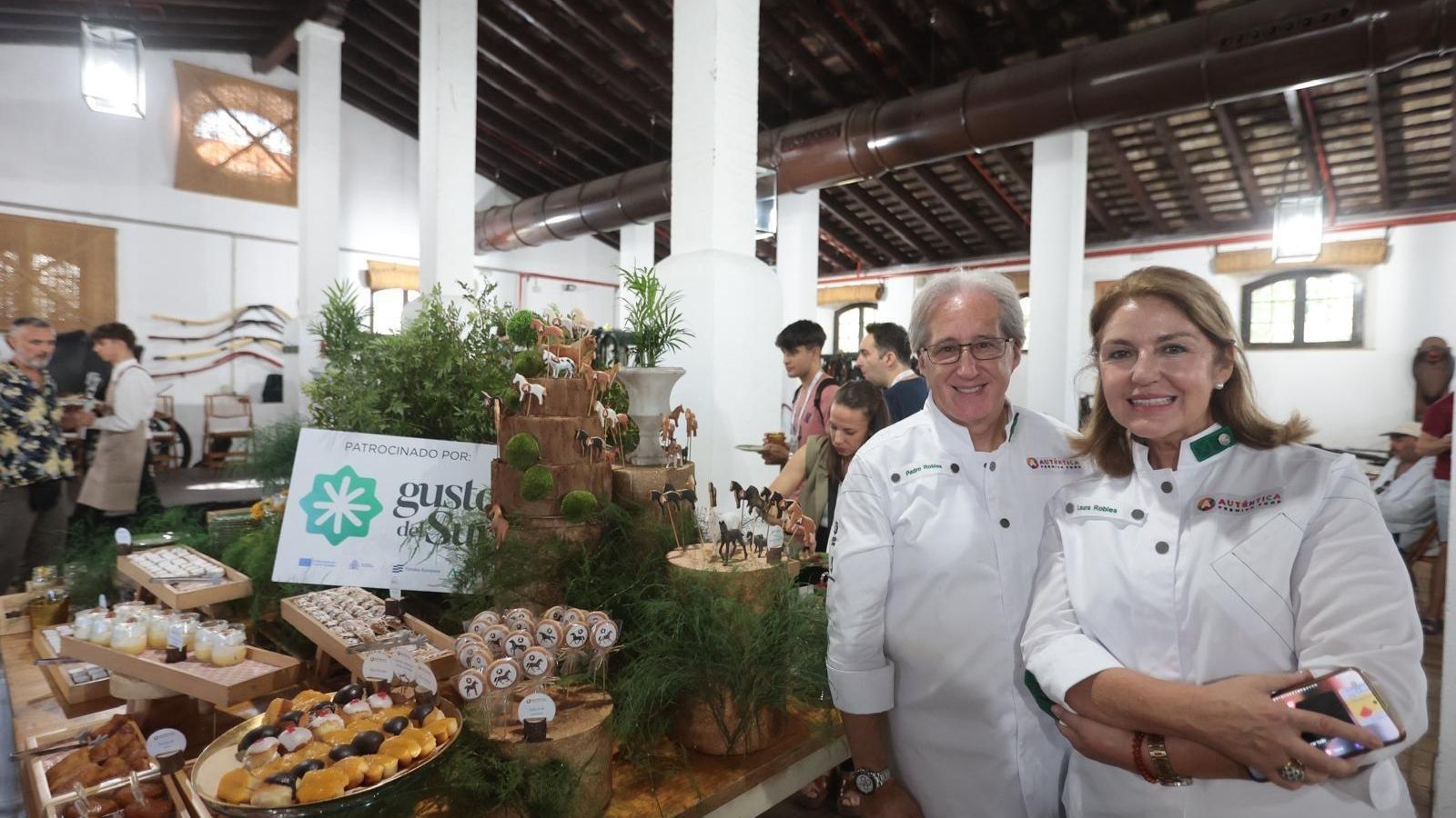 Los gerentes de Casa Robles, Laura y Pedro Robles, en el almuerzo que ofrecieron a los cocineros en el Museo del Enganche.