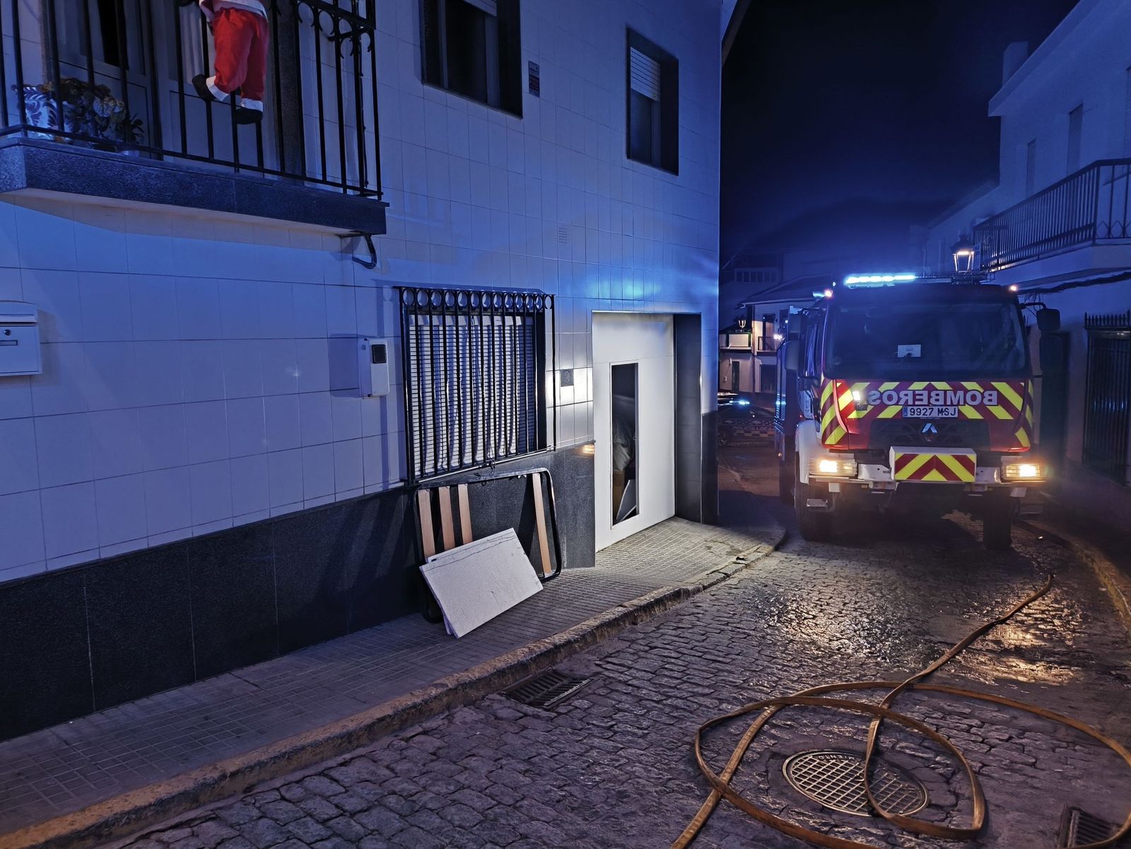 Bomberos en el ligar del incendio.