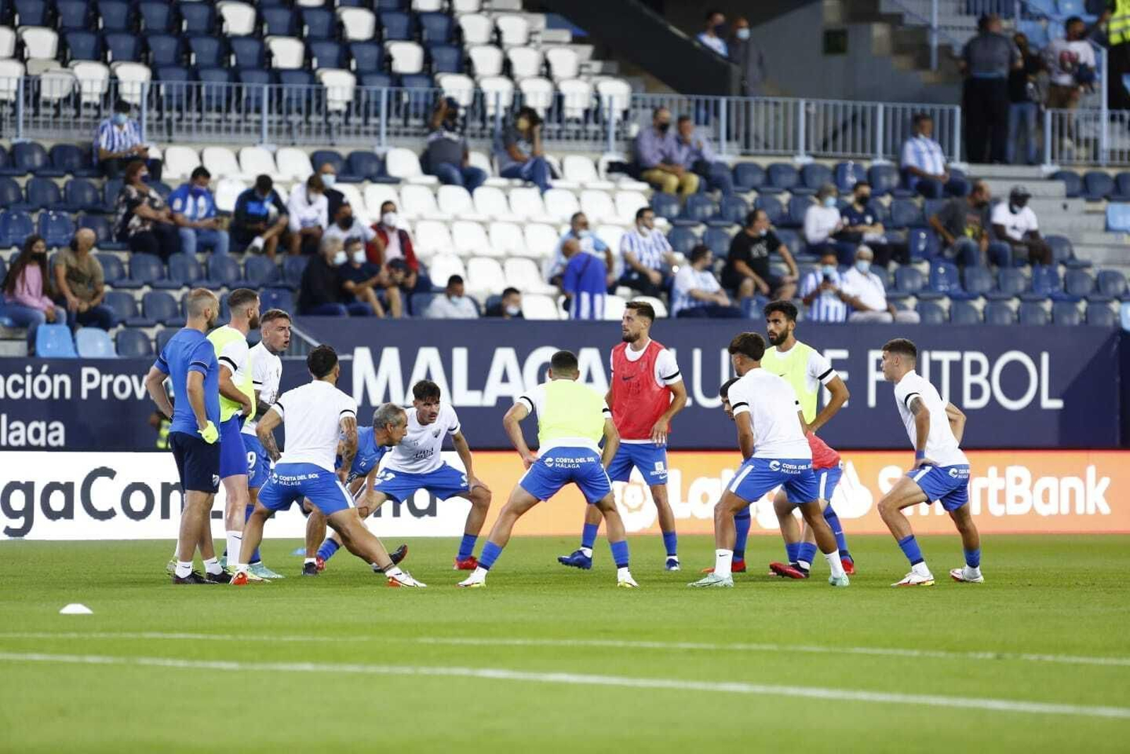 El Málaga CF, durante un calentamiento.