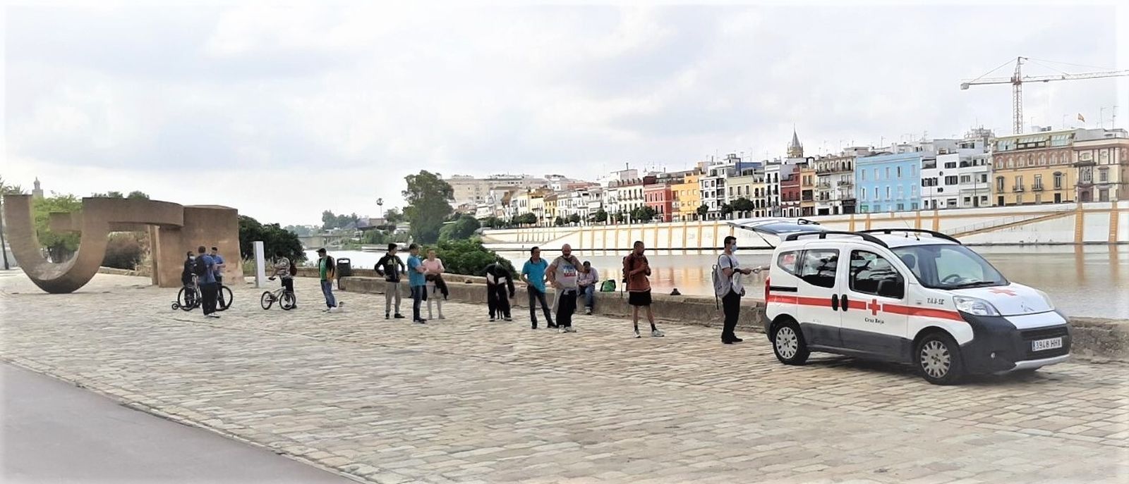 Reparto de alimentos y kits de higiene a personas sin hogar en el Muelle de la Sal, esta semana.