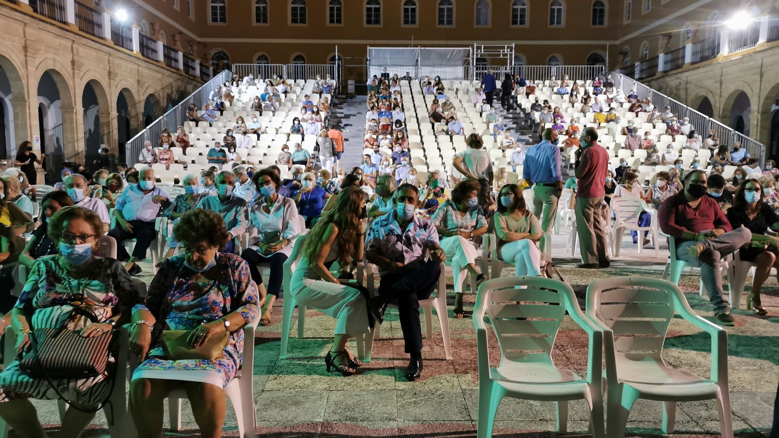 Aspecto que presentaba el patio porticado con la reducción de aforo puesta en marcha.