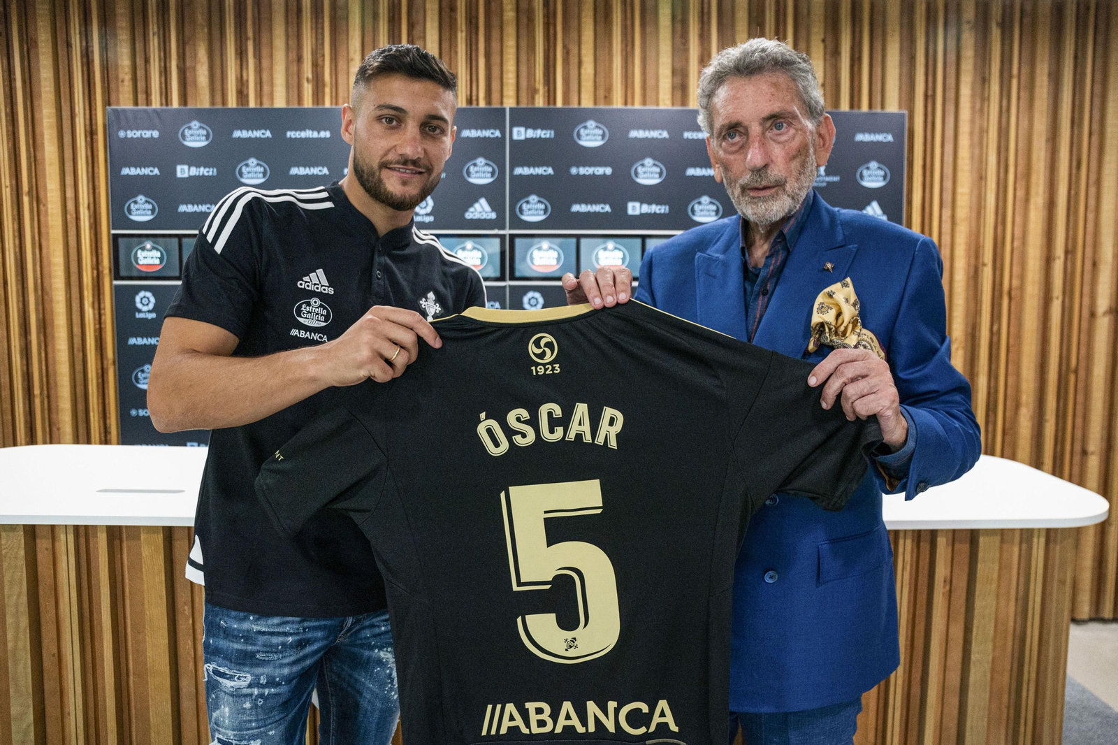 Óscar Rodríguez, junto al presidente del Celta, Carlos Mouriño.
