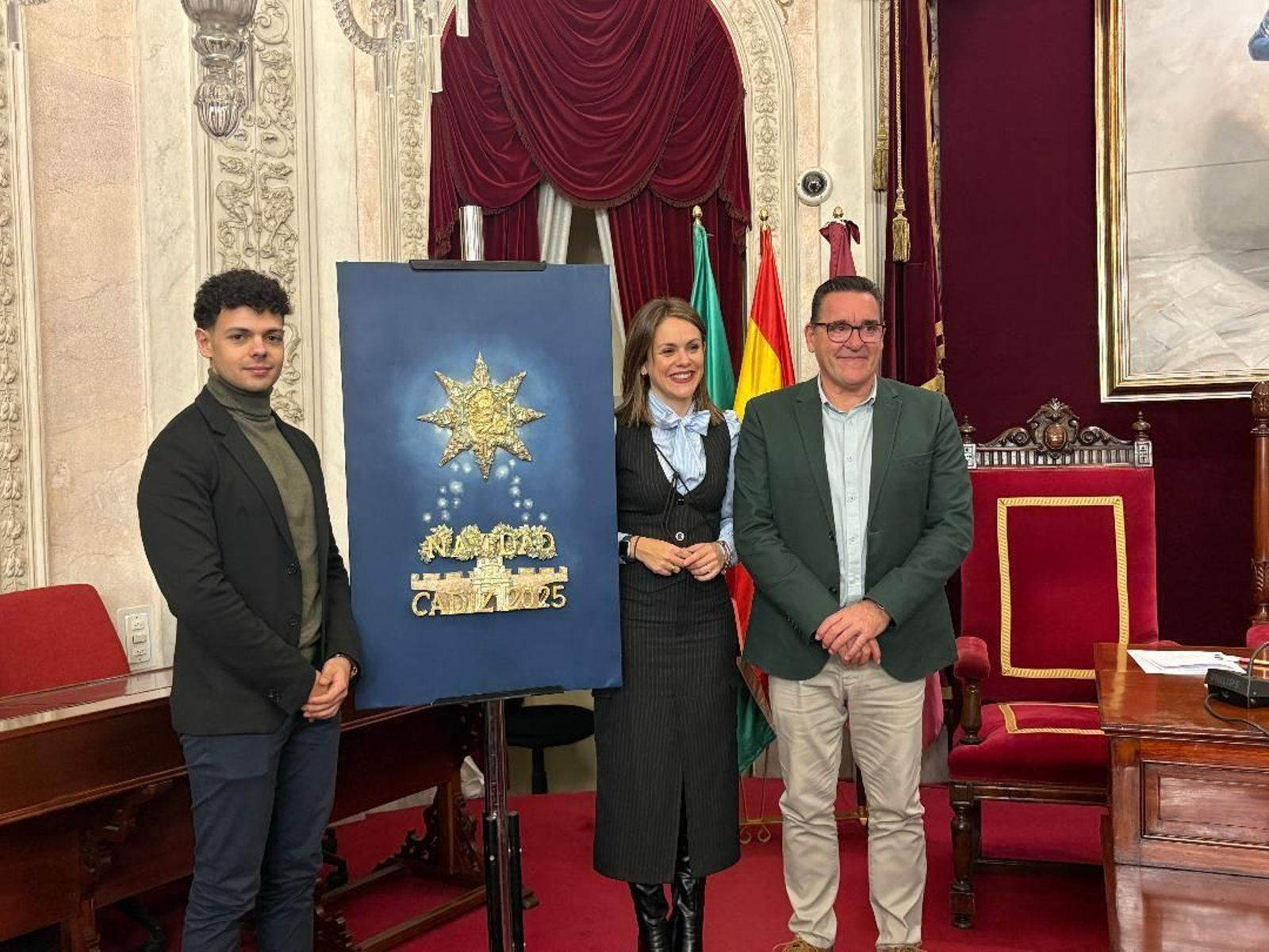 El autor del cartel, Álvaro Tirado, posa junto a Beatriz Gandullo y Paco Morales.
